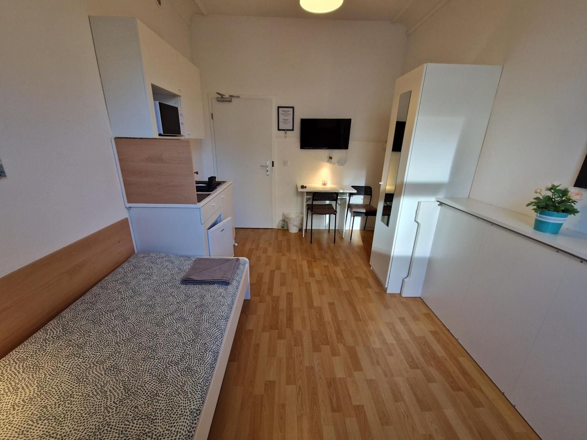 Studio (with private Bathroom next door) 