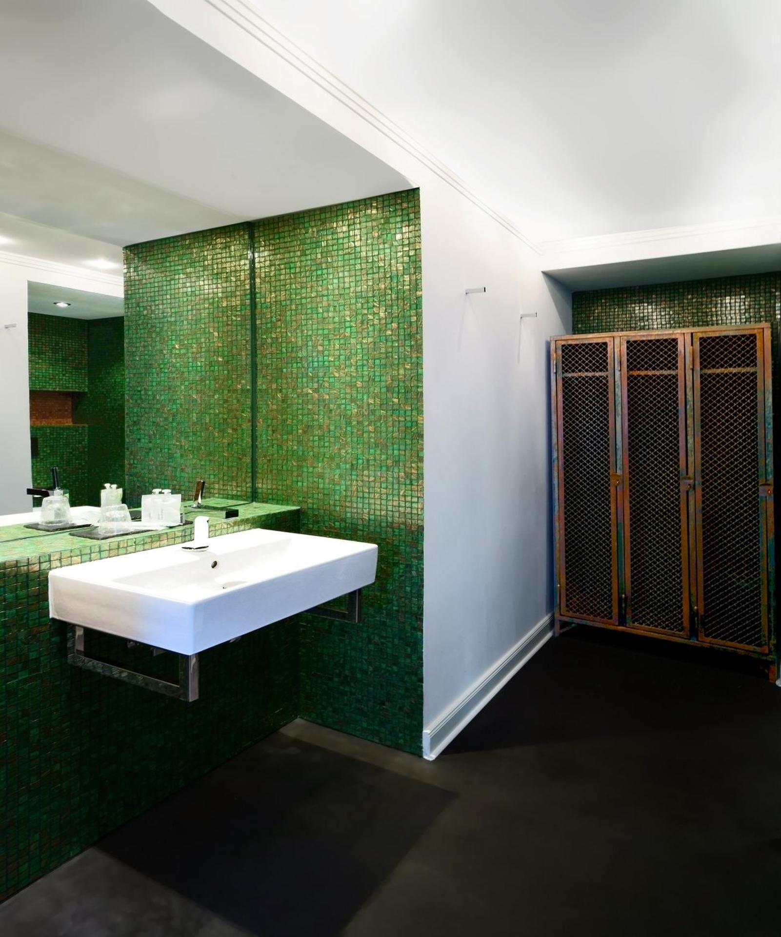 Grand Superior Loft with In-Room Whirlpool, Walk-In Rainforest Shower with view and Kitchen Island,