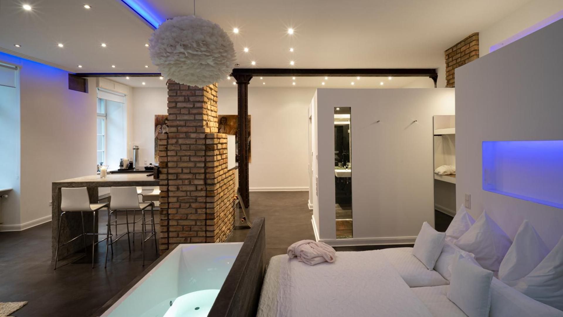 Grand Superior Loft with In-Room Whirlpool, Walk-In Rainforest Shower with view and Kitchen Island,