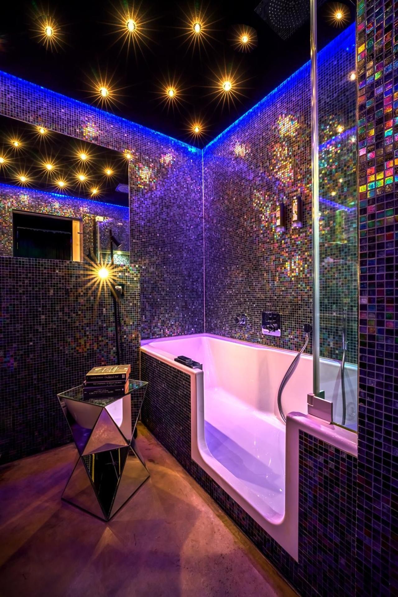 Superior Loft -Black Editon- with Balcony, Bathtub and Double Bed