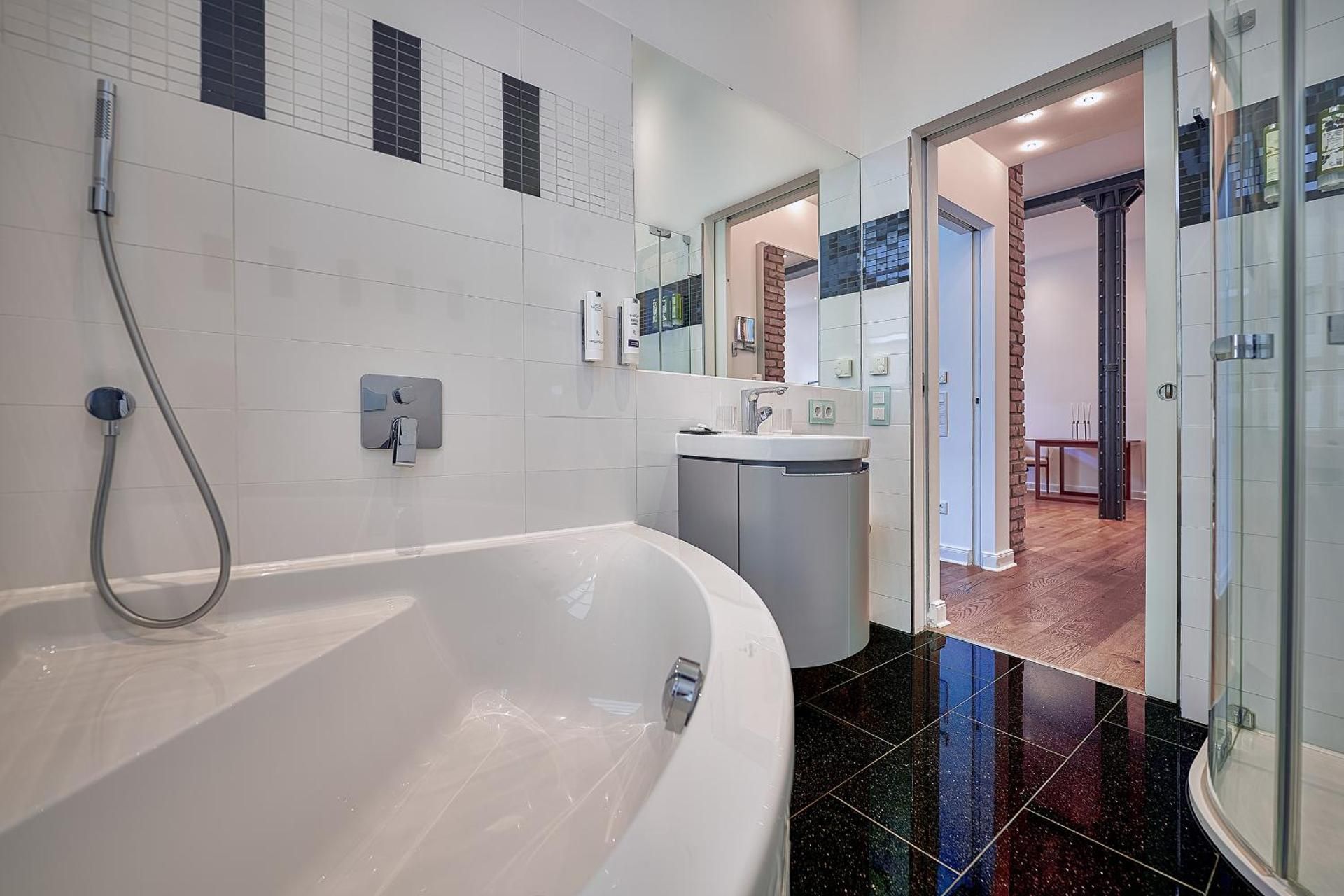 Superior Serviced Apartment with big Living/Dining Room, Double Bed