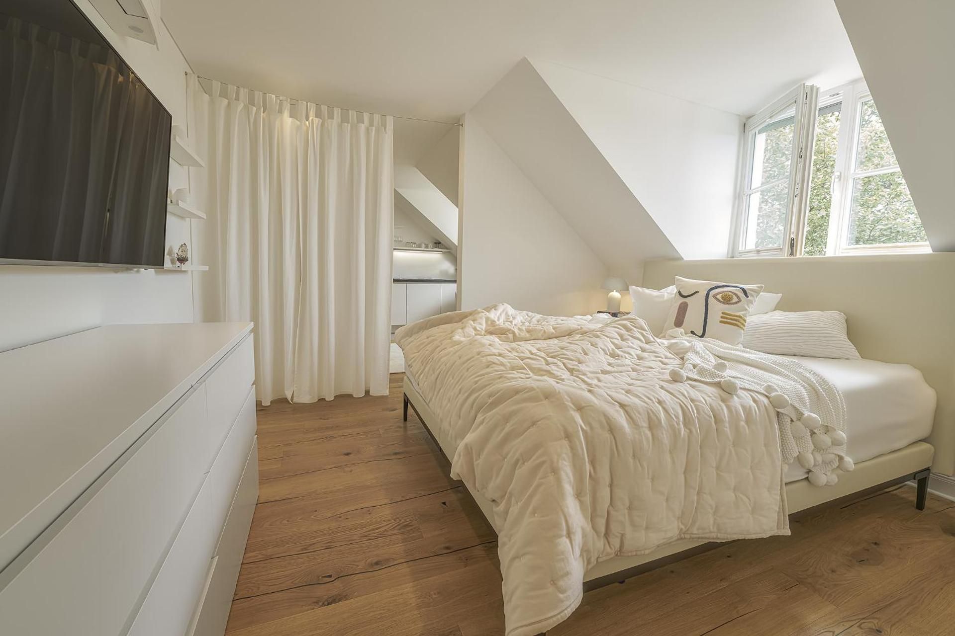 Superior Studio with Kingsize-Bed, Kitchen and Bathtub