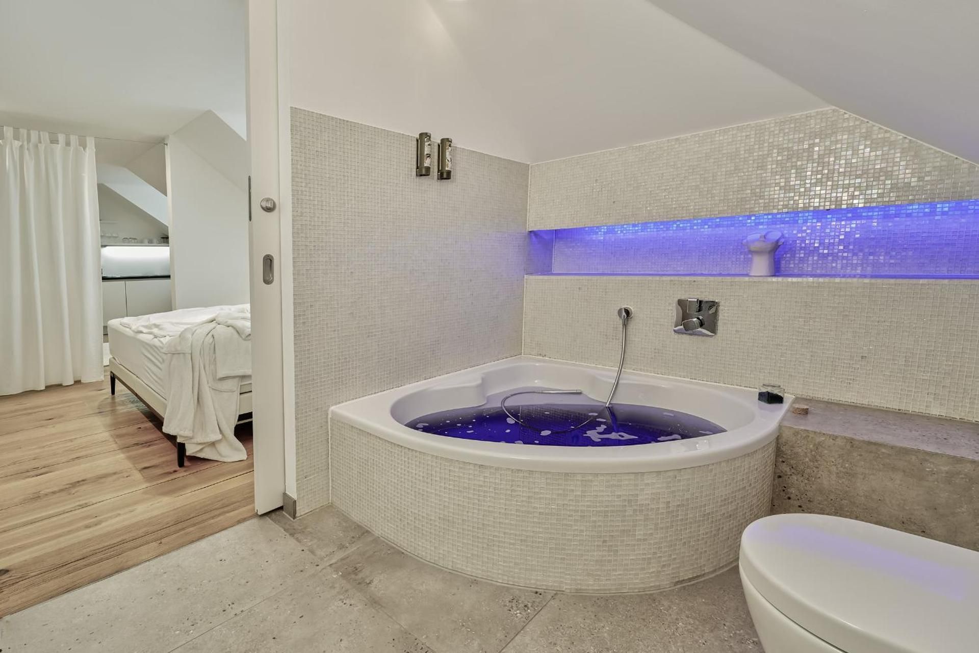 Superior Studio with Kingsize-Bed, Kitchen and Bathtub