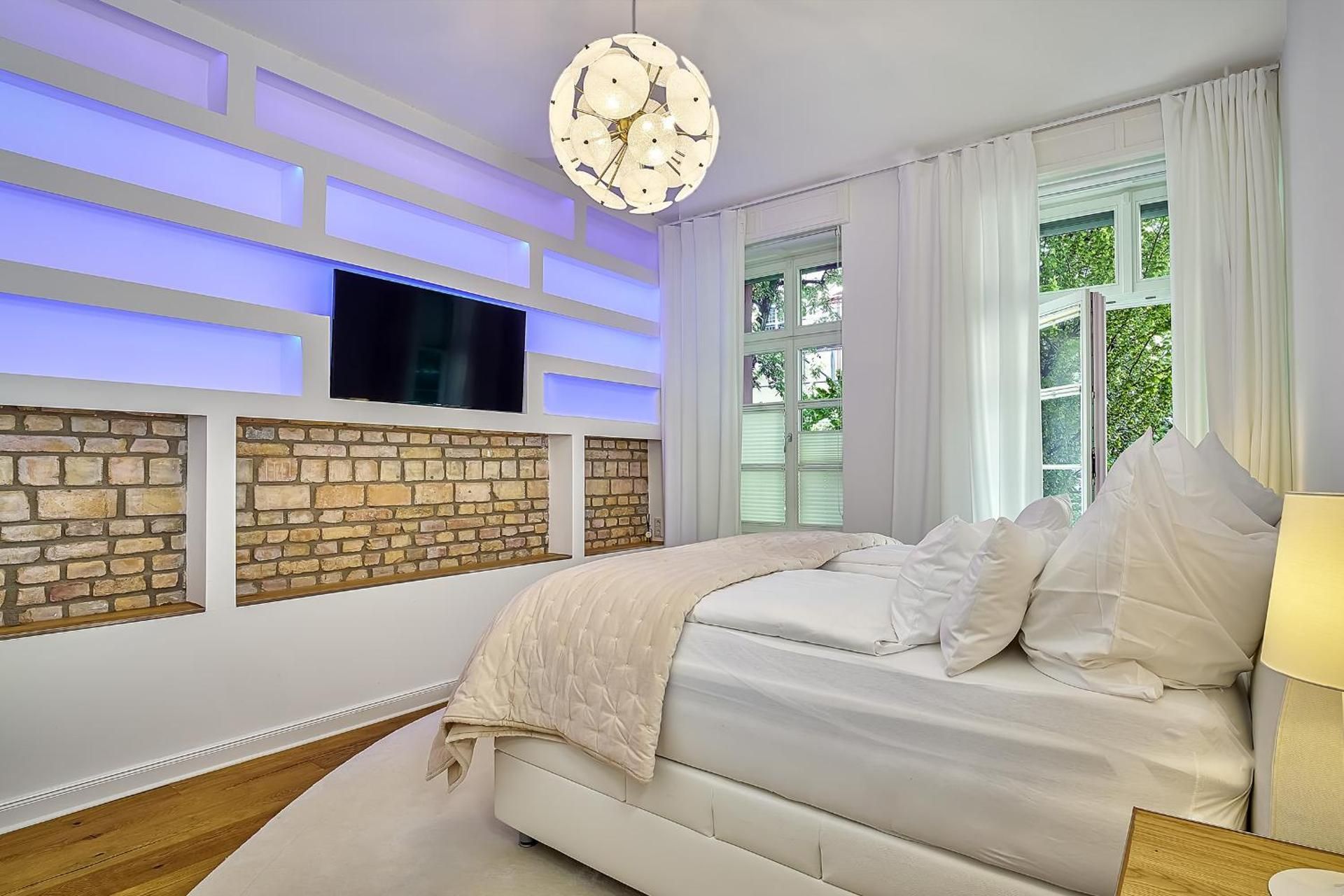 Grand Residence with 2 Bedrooms, Living/ Dining Room and Kitchen