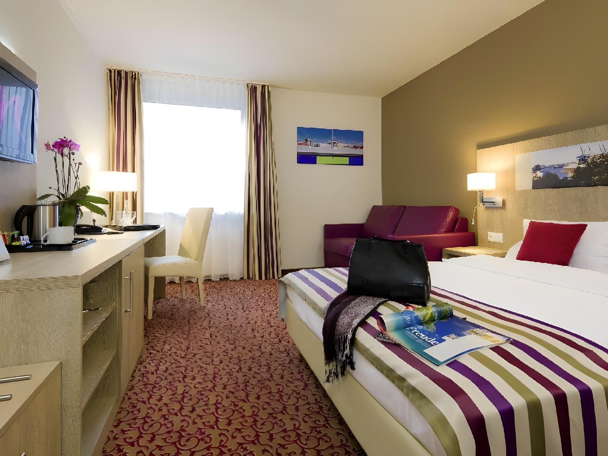 Comfort room with 1 double bed