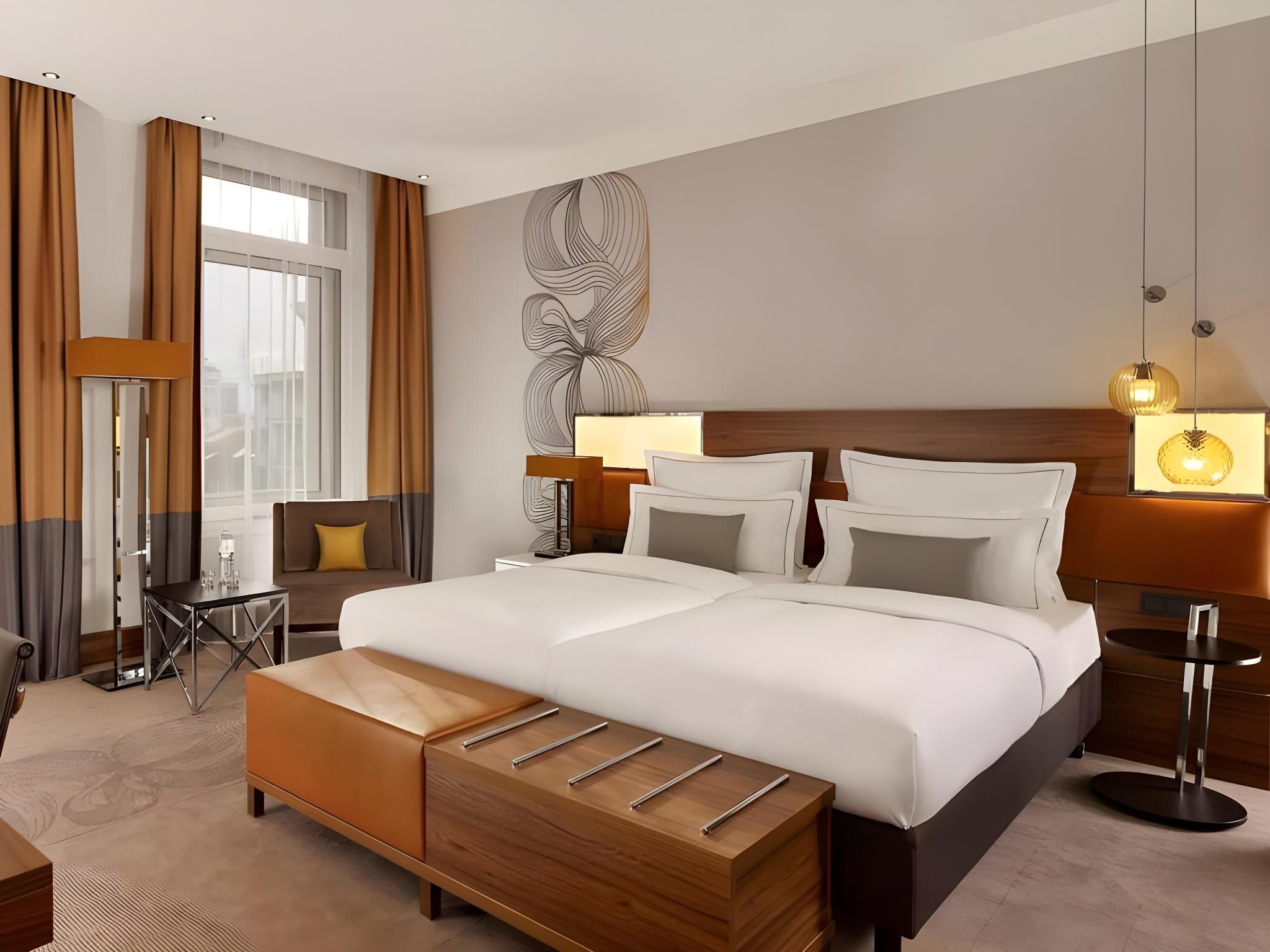 KING MEDIUM ROOM