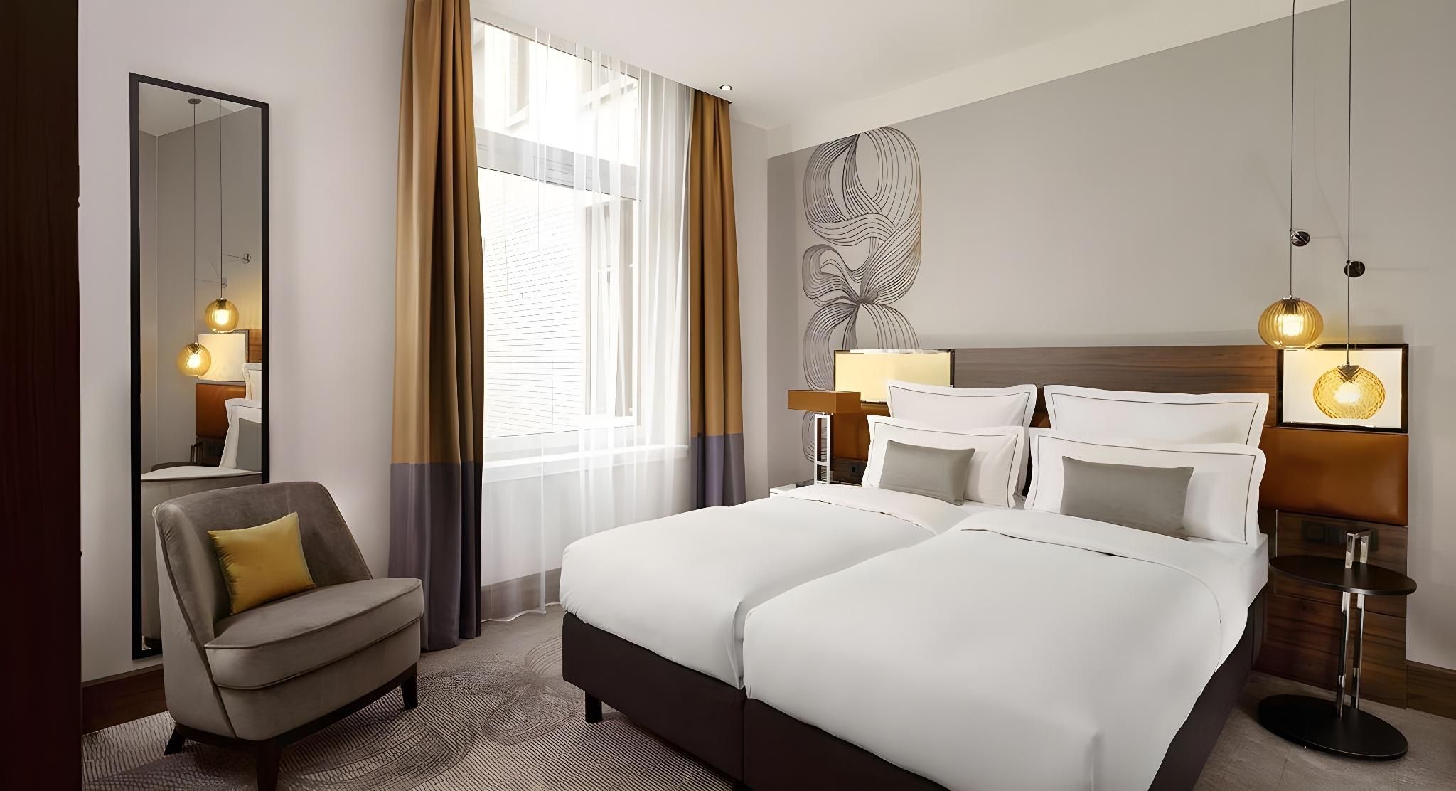 QUEEN MEDIUM ROOM