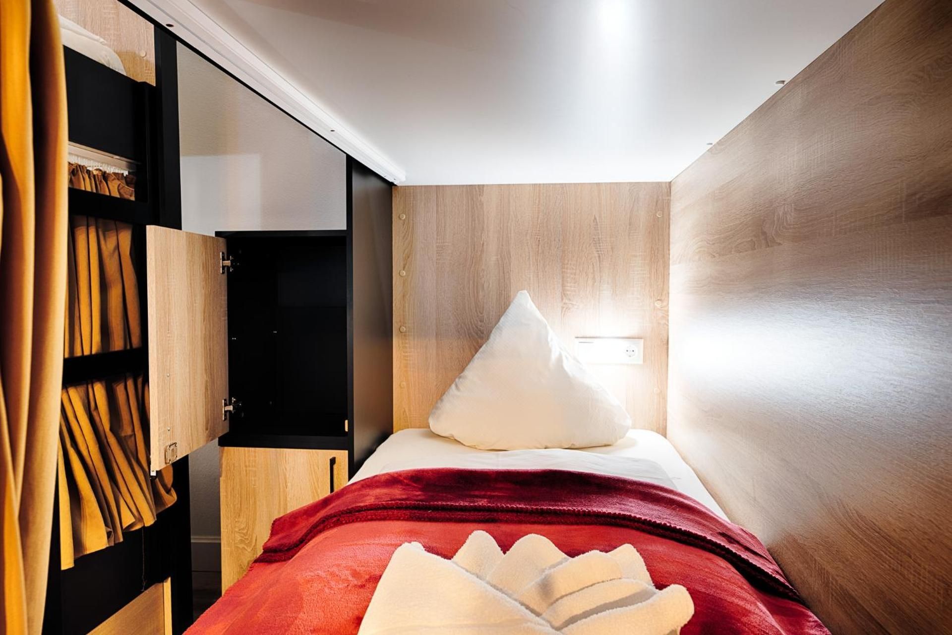 Single Bed in Mixed Dormitory Room