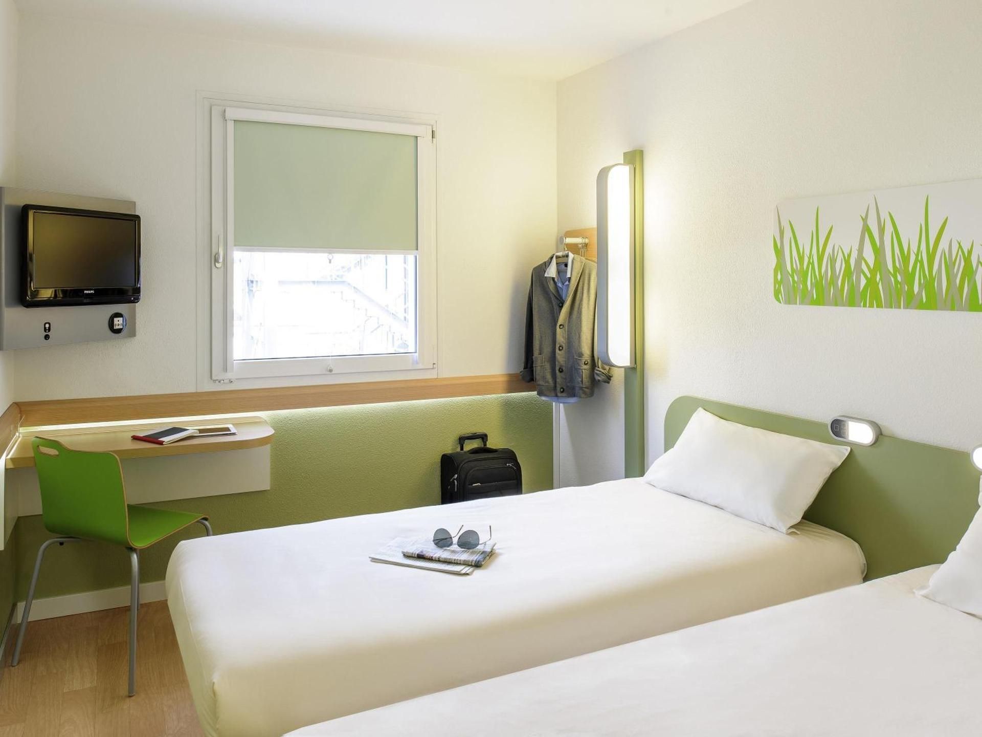 Twin - Room with Two Single Beds for Up To 2 People