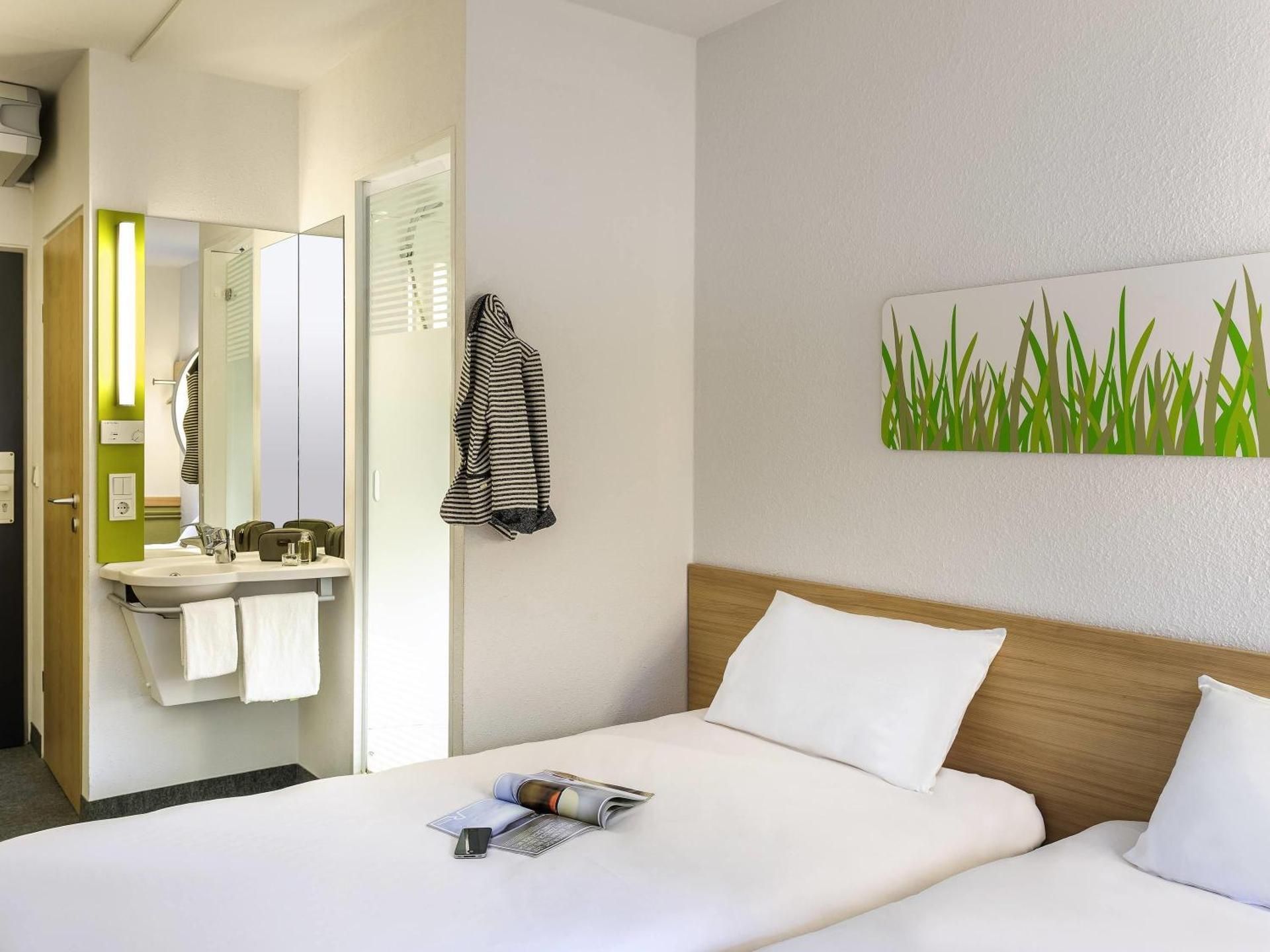 Twin - Room with Two Single Beds for Up To 2 People