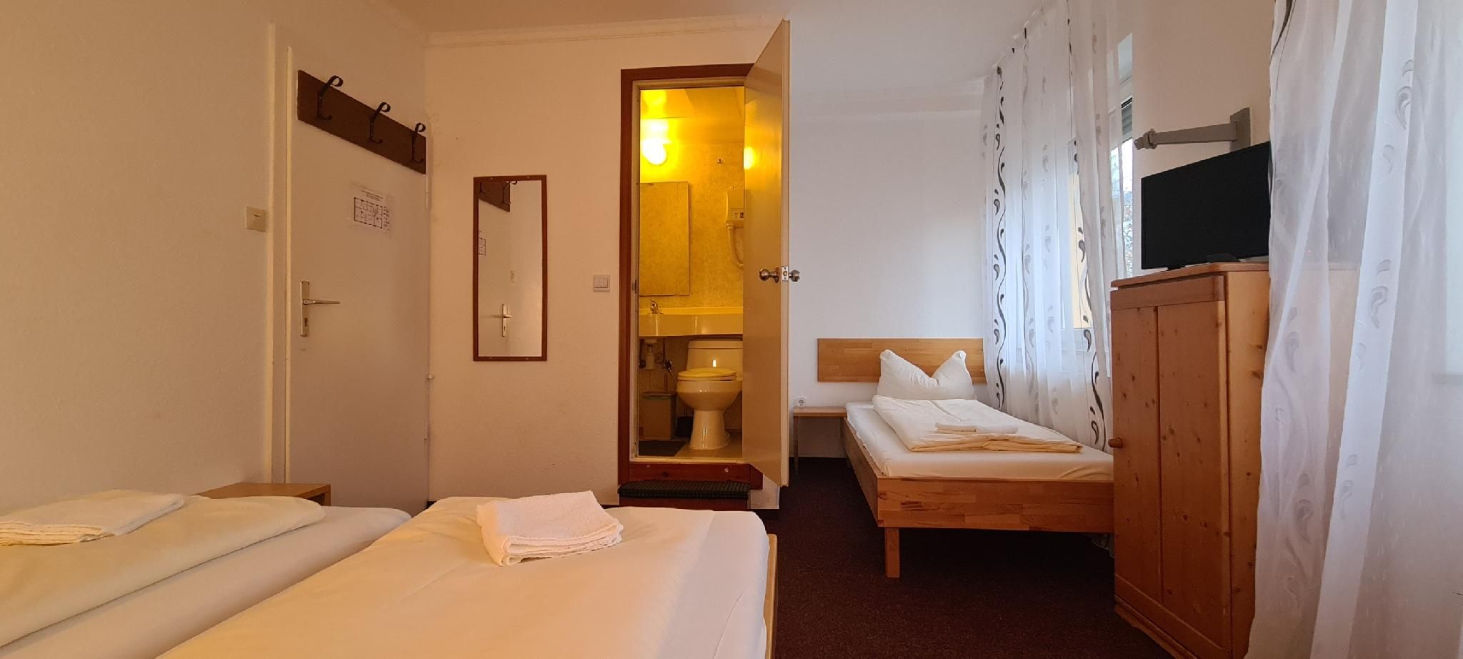Dreibettzimmer-Standard-Eigenes Badezimmer