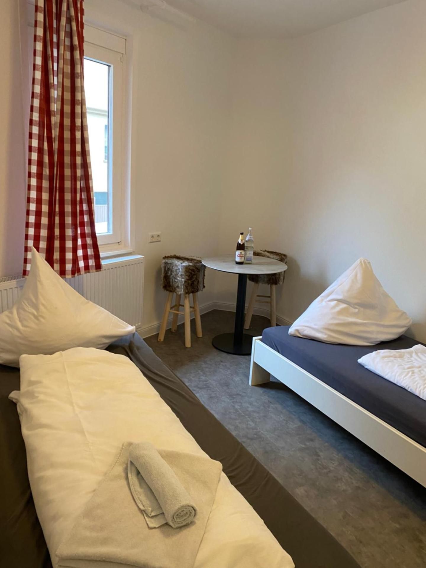 SMALL DOUBLE OR TWIN ROOM