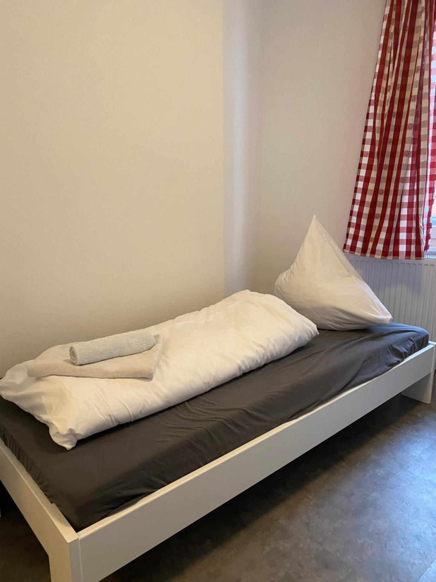 SMALL DOUBLE OR TWIN ROOM