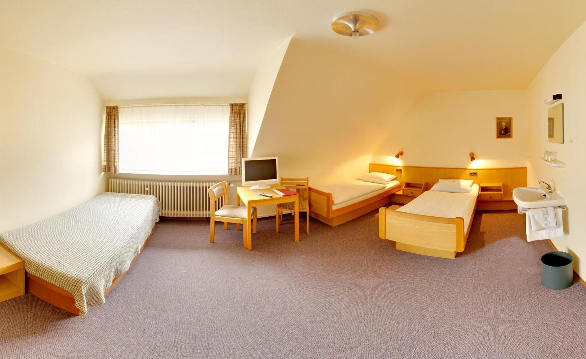 Triple Room with Shared Shower in Hallway