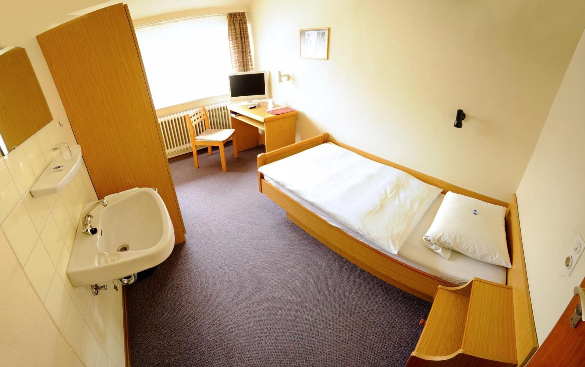 Single Room with Shared Shower in Hallway