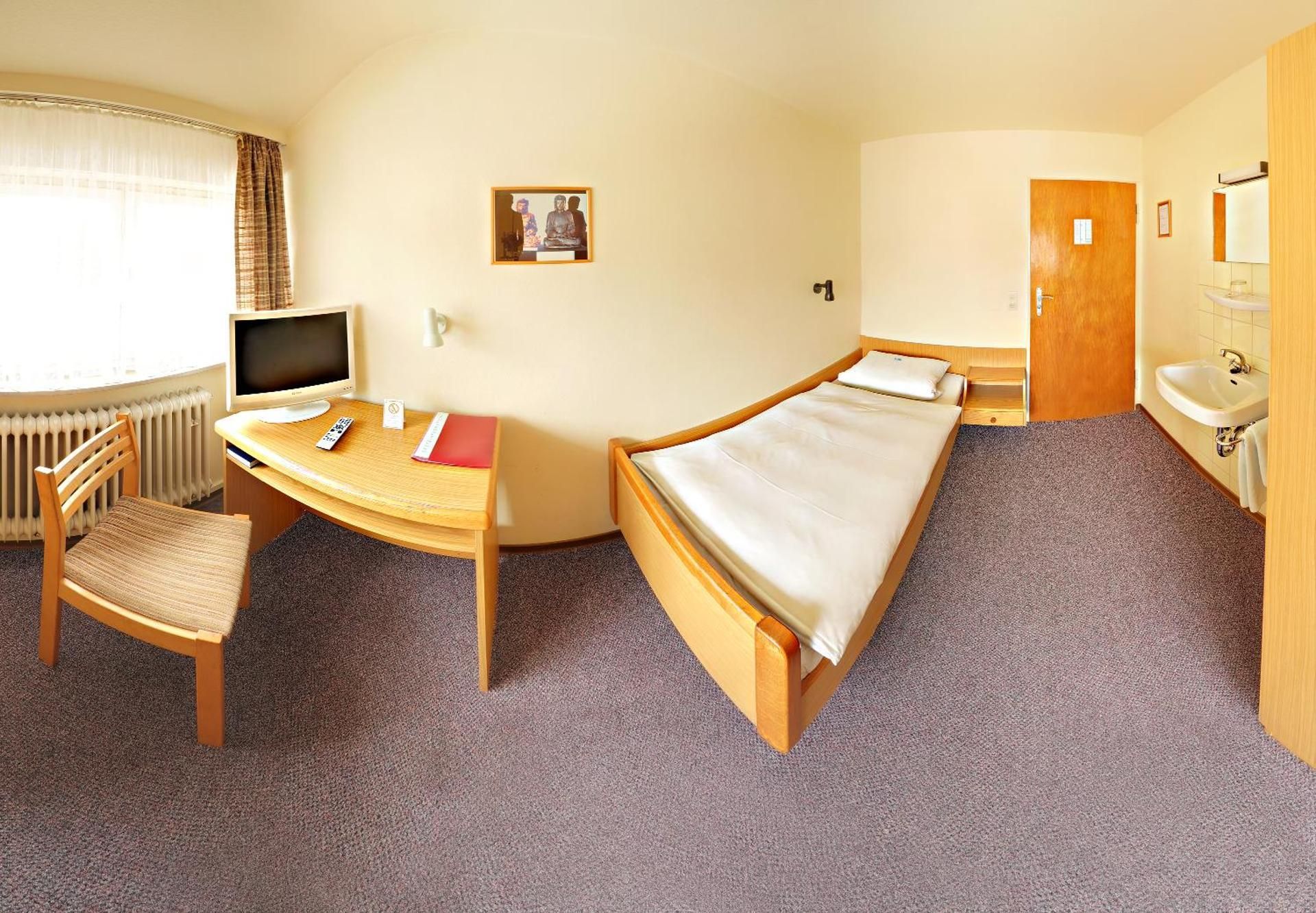 Single Room with Shared Shower in Hallway