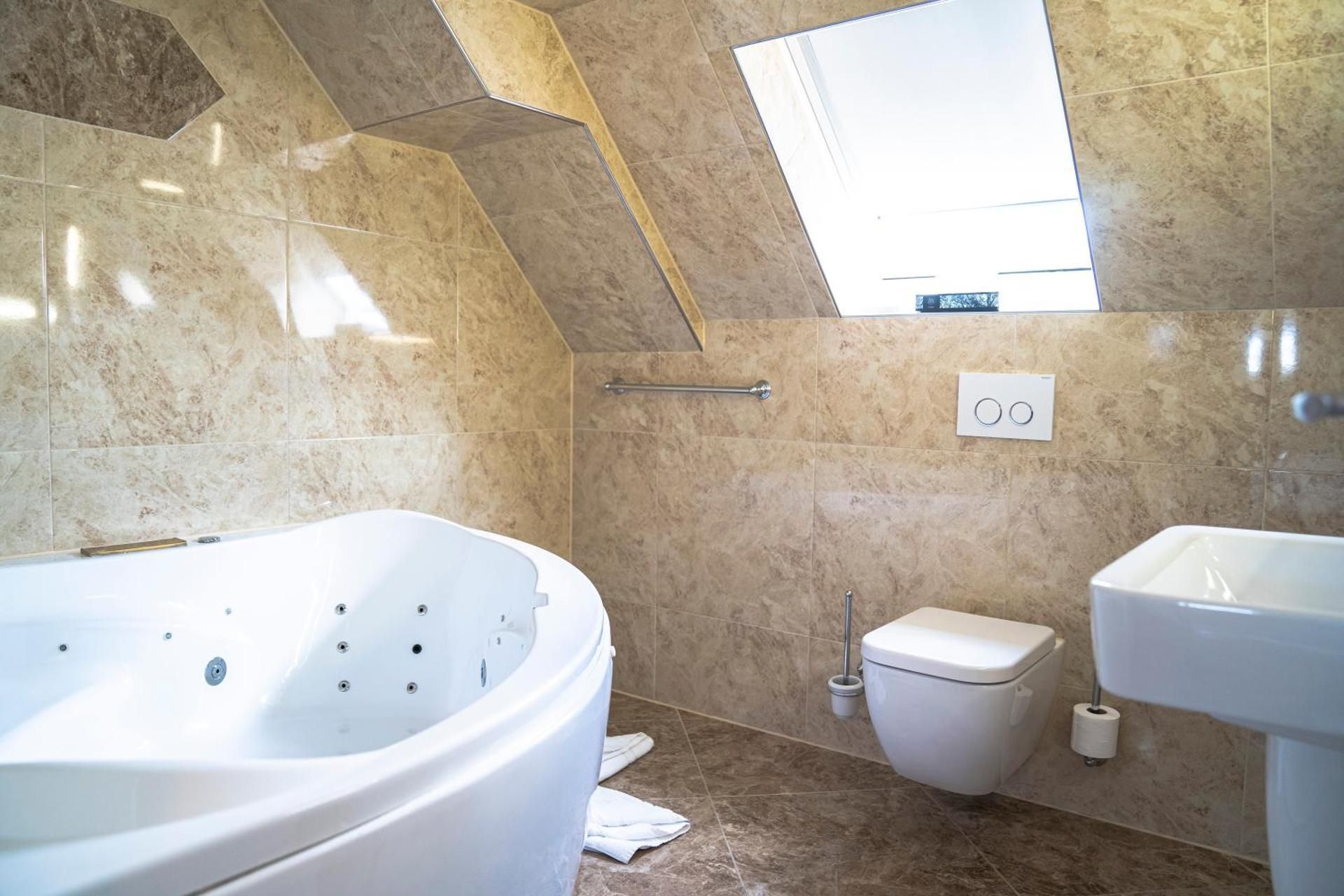 Deluxe Suite with Spa Bath