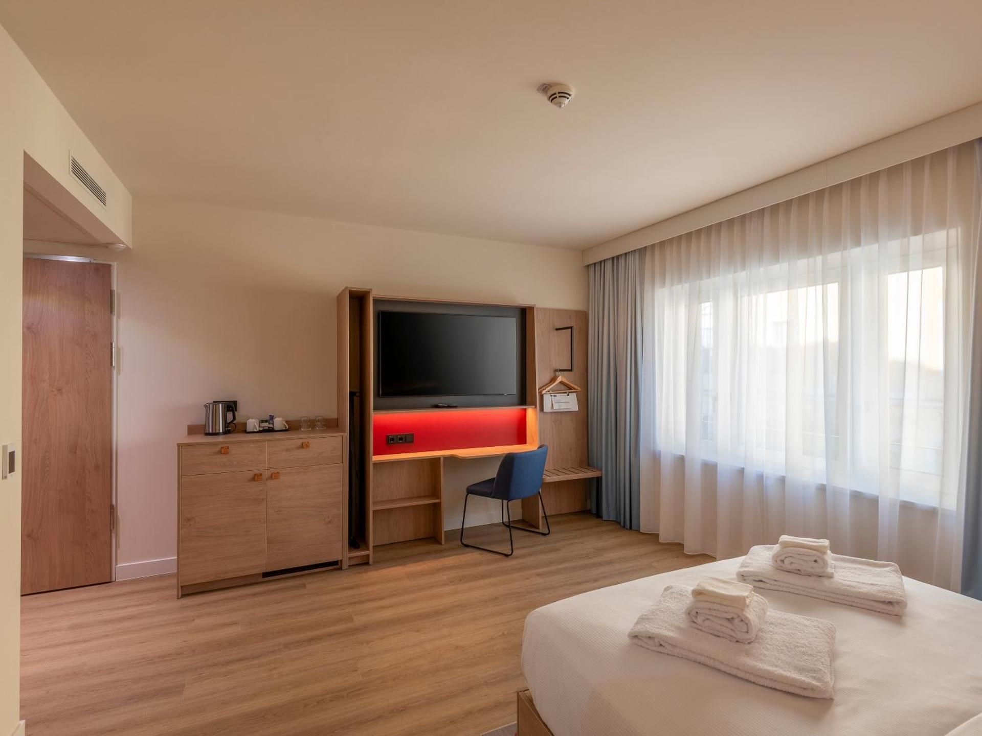 Hampton by Hilton Dresden City Centre Queen Accessible Room 2