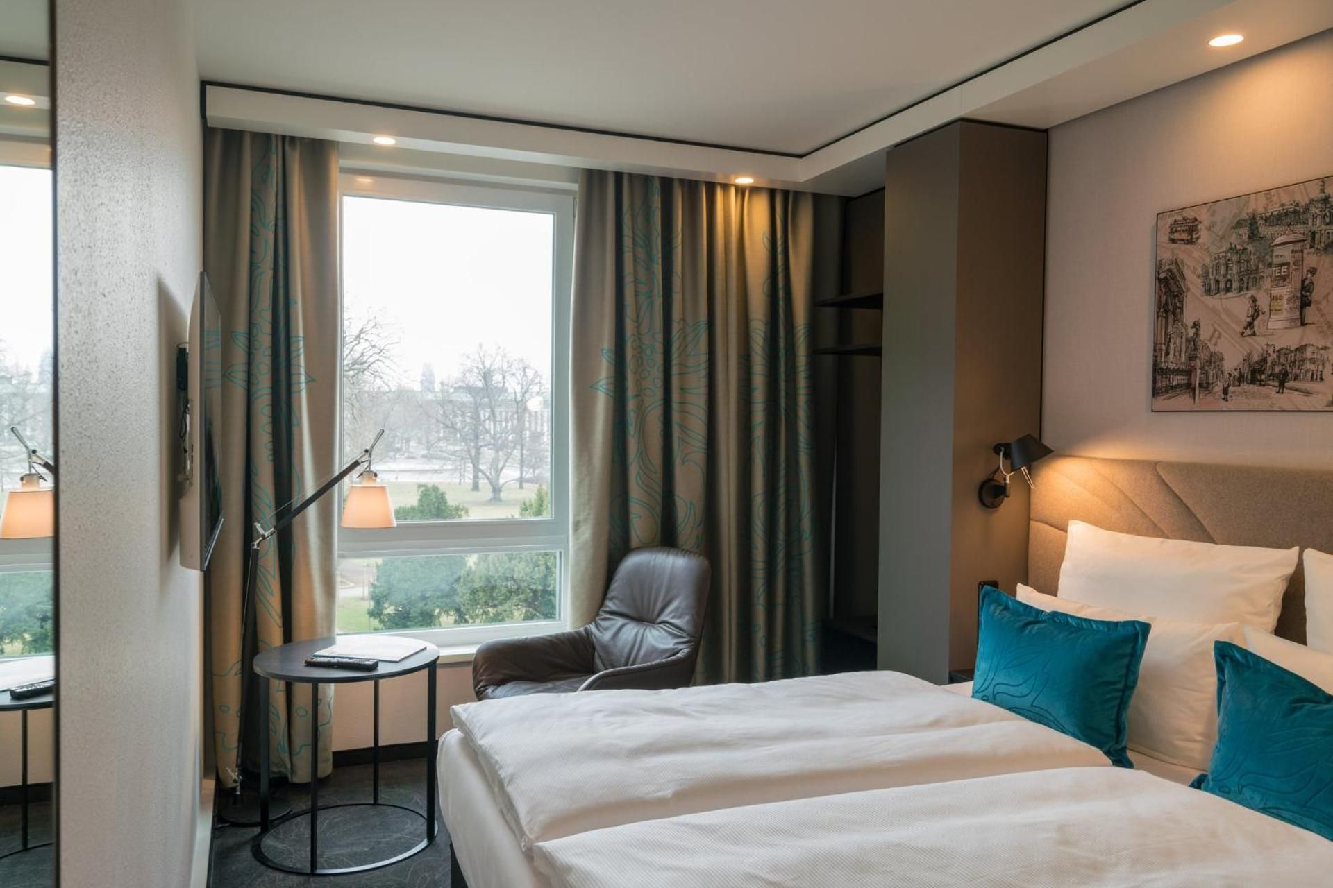 Room with Queen Bed 