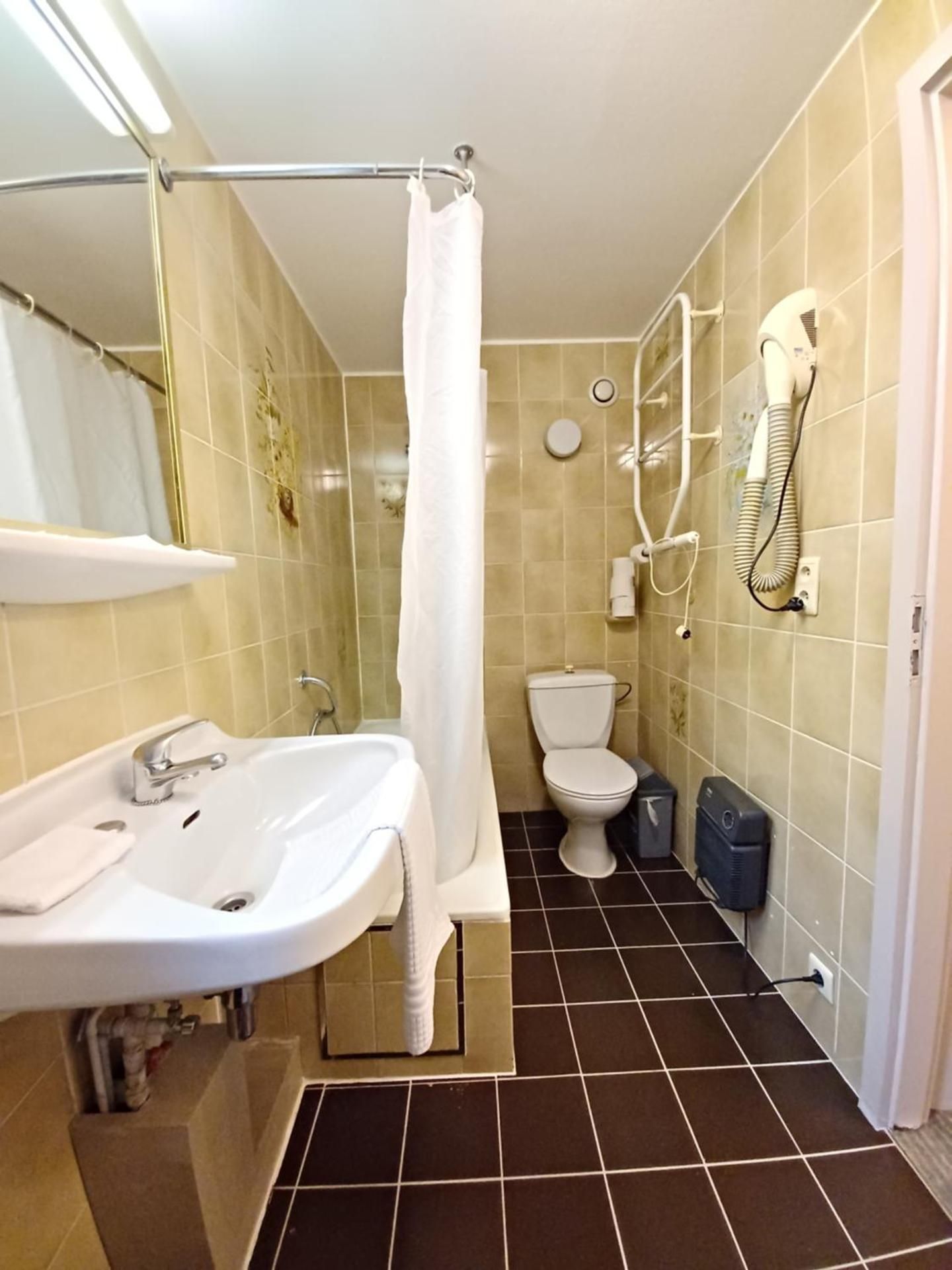 Quadruple Room with Private Bathroom