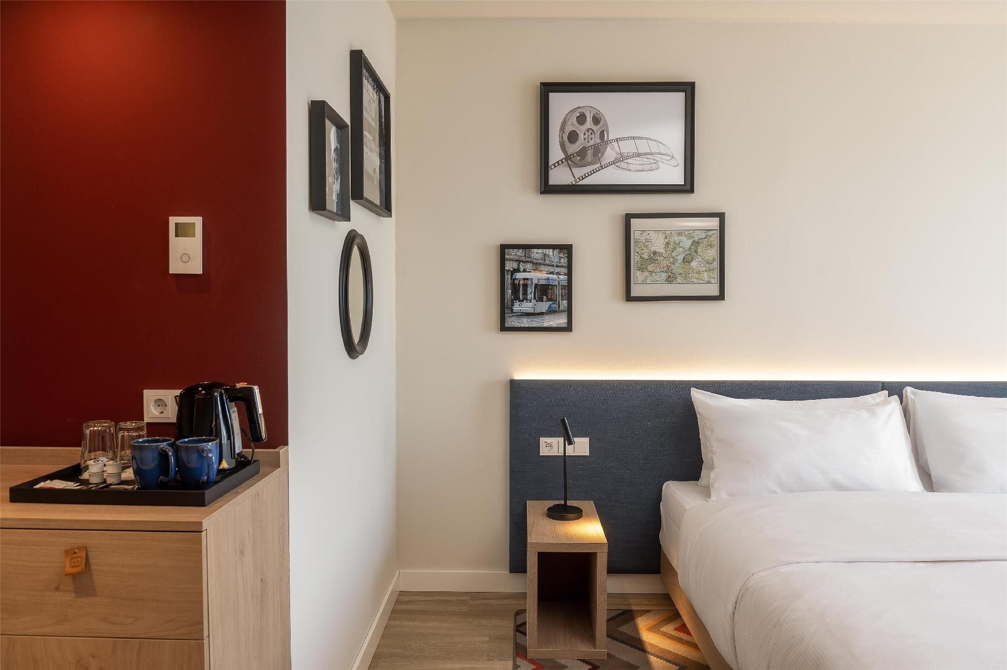 Hampton by Hilton Potsdam Babelsberg Super King Room 3