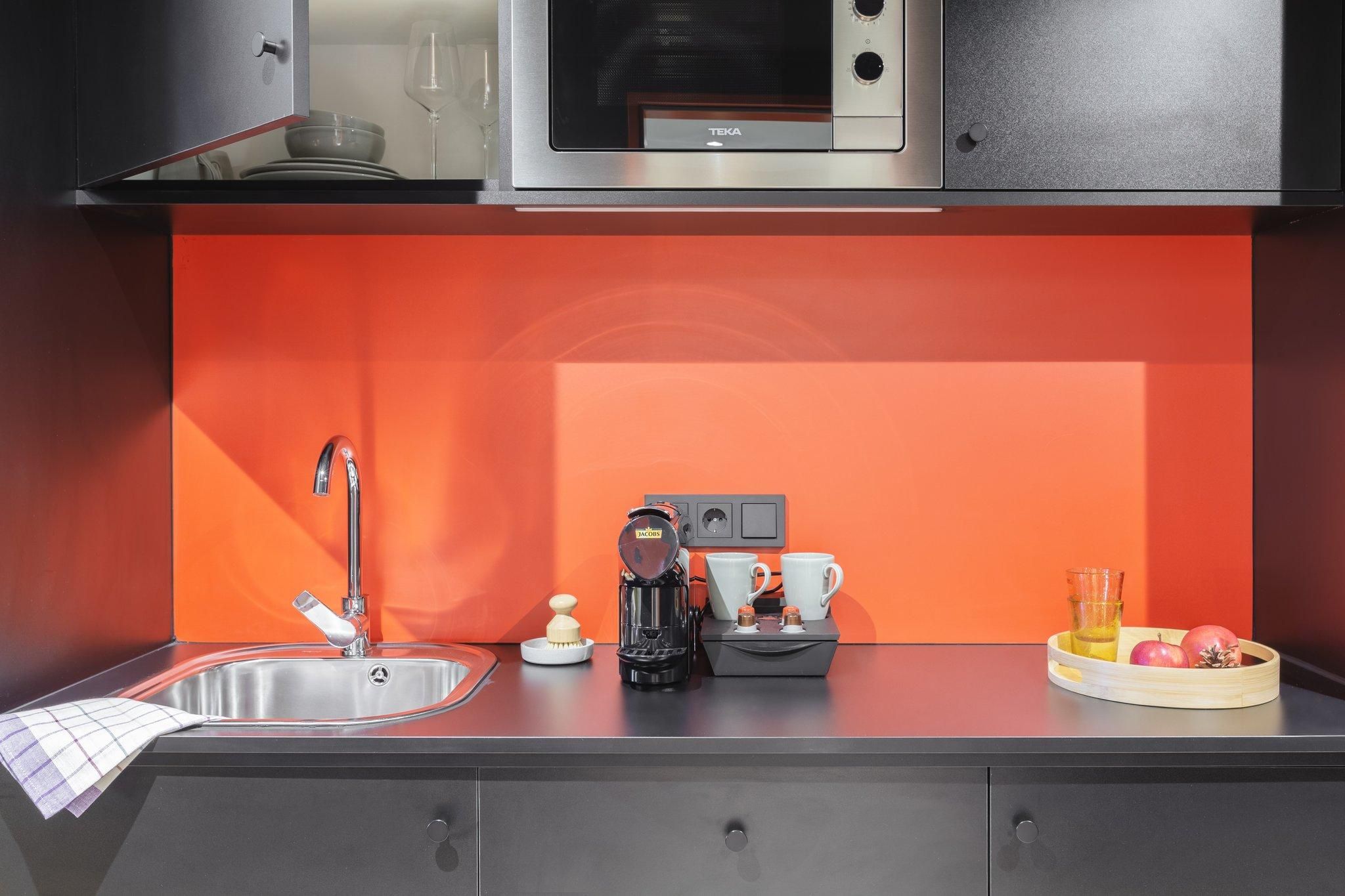 1 Queen Premium Kitchenette