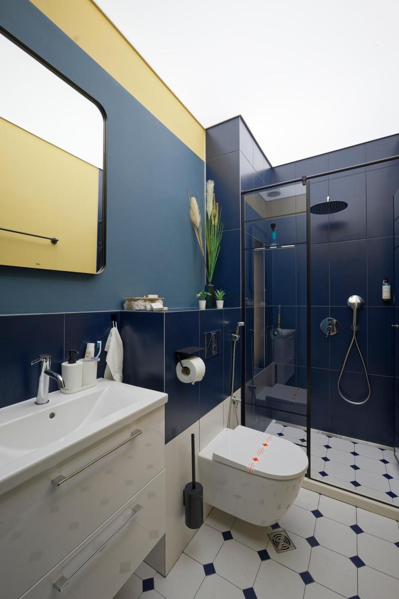 Deluxe One-Bedroom Apartment