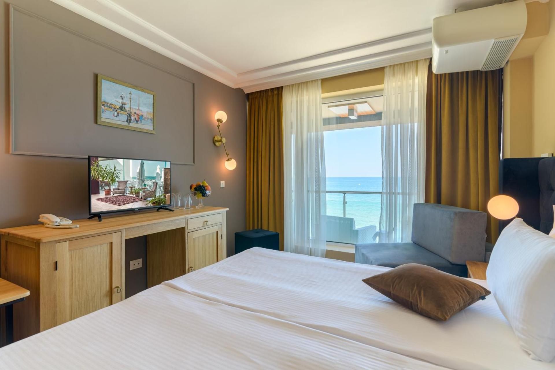 Twin Room with Balcony - Free Parking