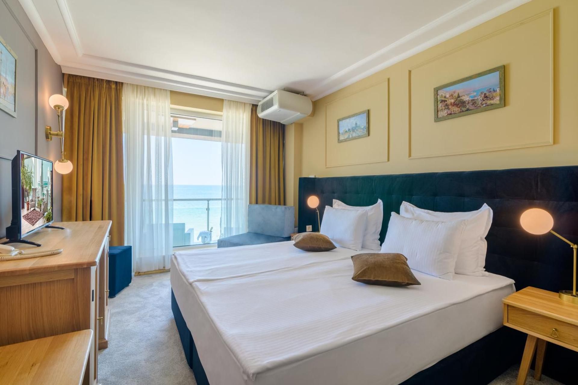Twin Room with Balcony - Free Parking