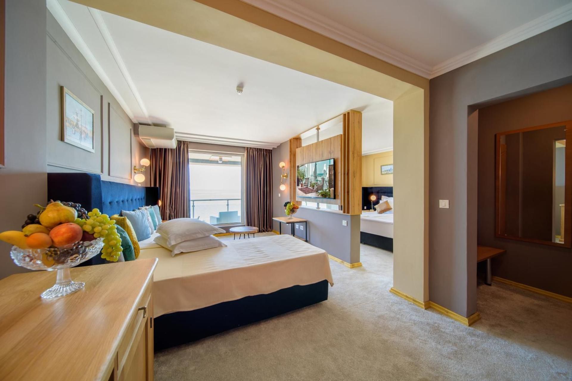 Family Room with Balcony (2 Adults + 1 Child) - Free Parking