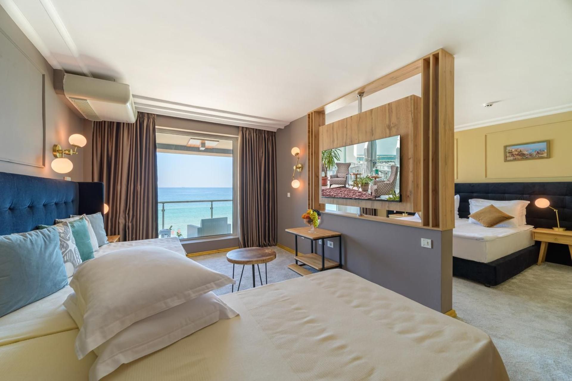 Family Room with Balcony (2 Adults + 1 Child) - Free Parking