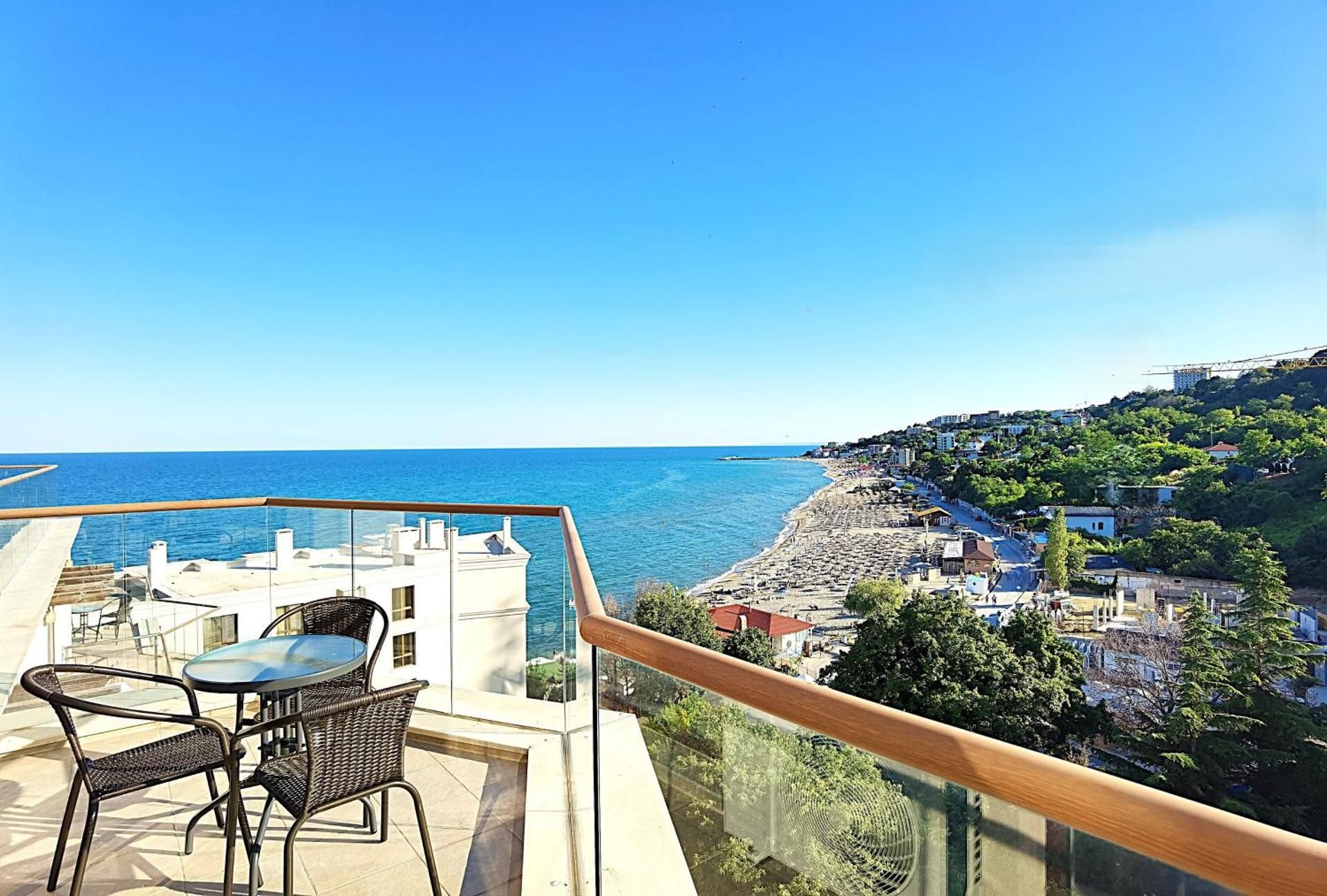 Deluxe One-Bedroom Apartment with Ocean View