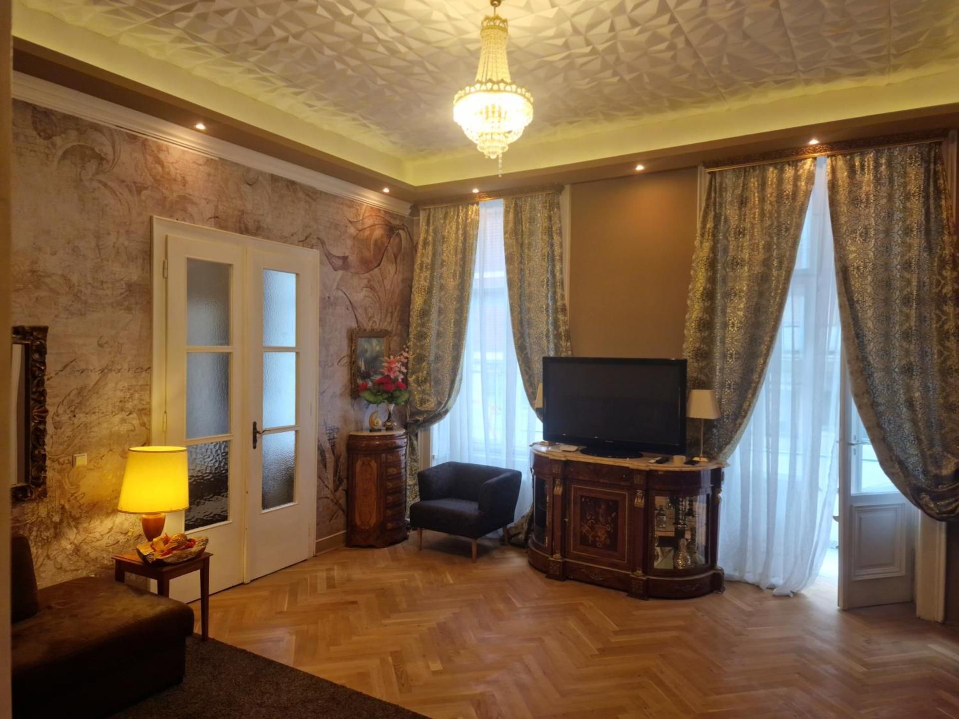 DELUXE APARTMENT