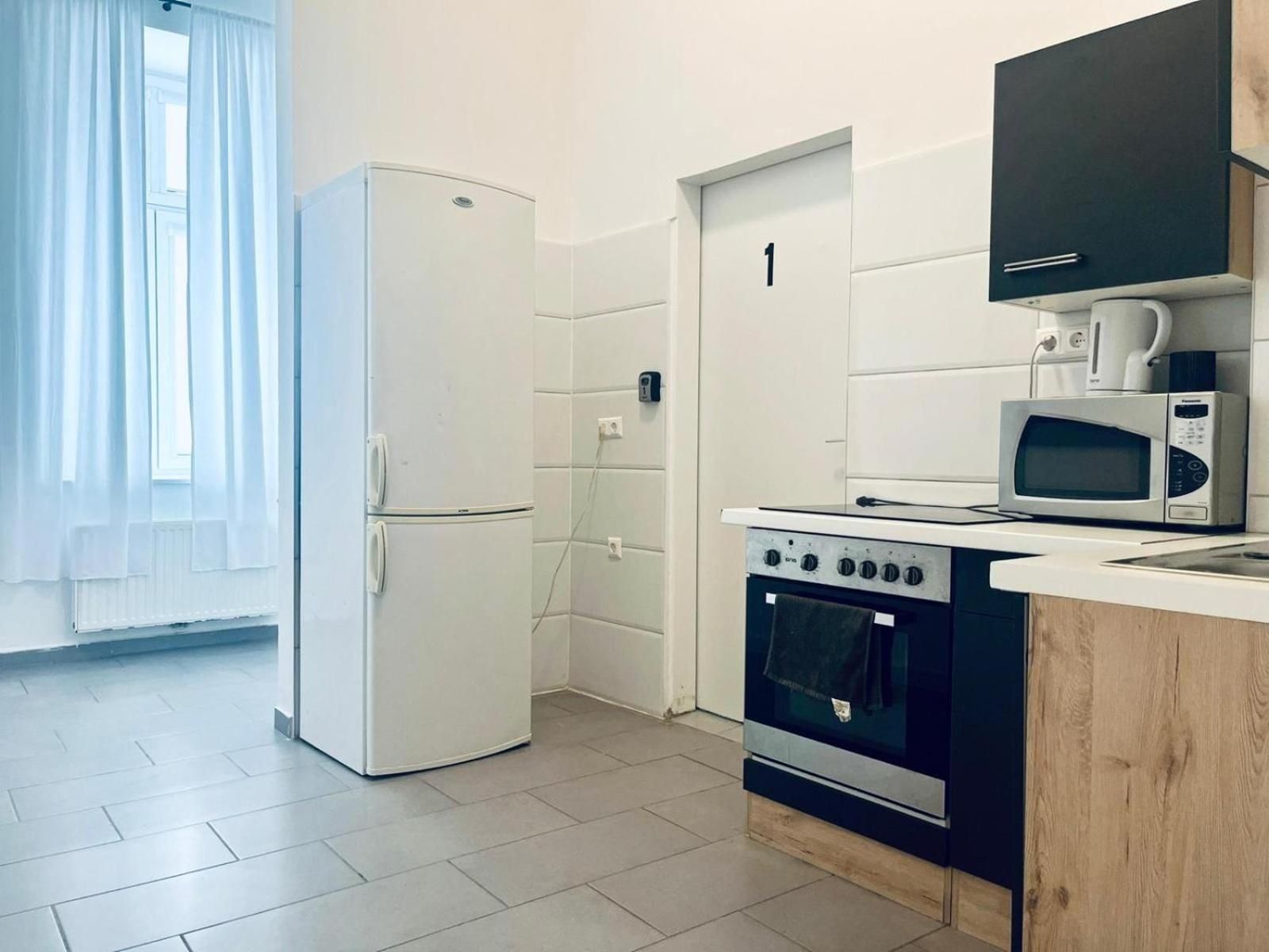 Budget & Friendly 3BR Shared Apt for 9, Near Augarten