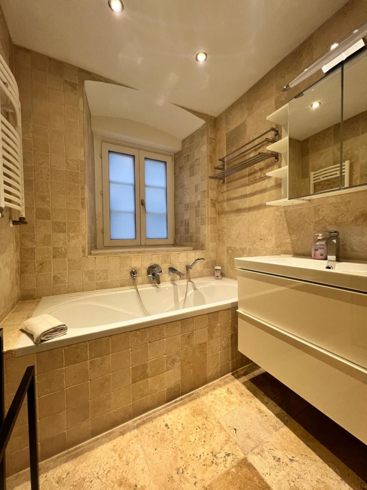 DELUXE APARTMENT