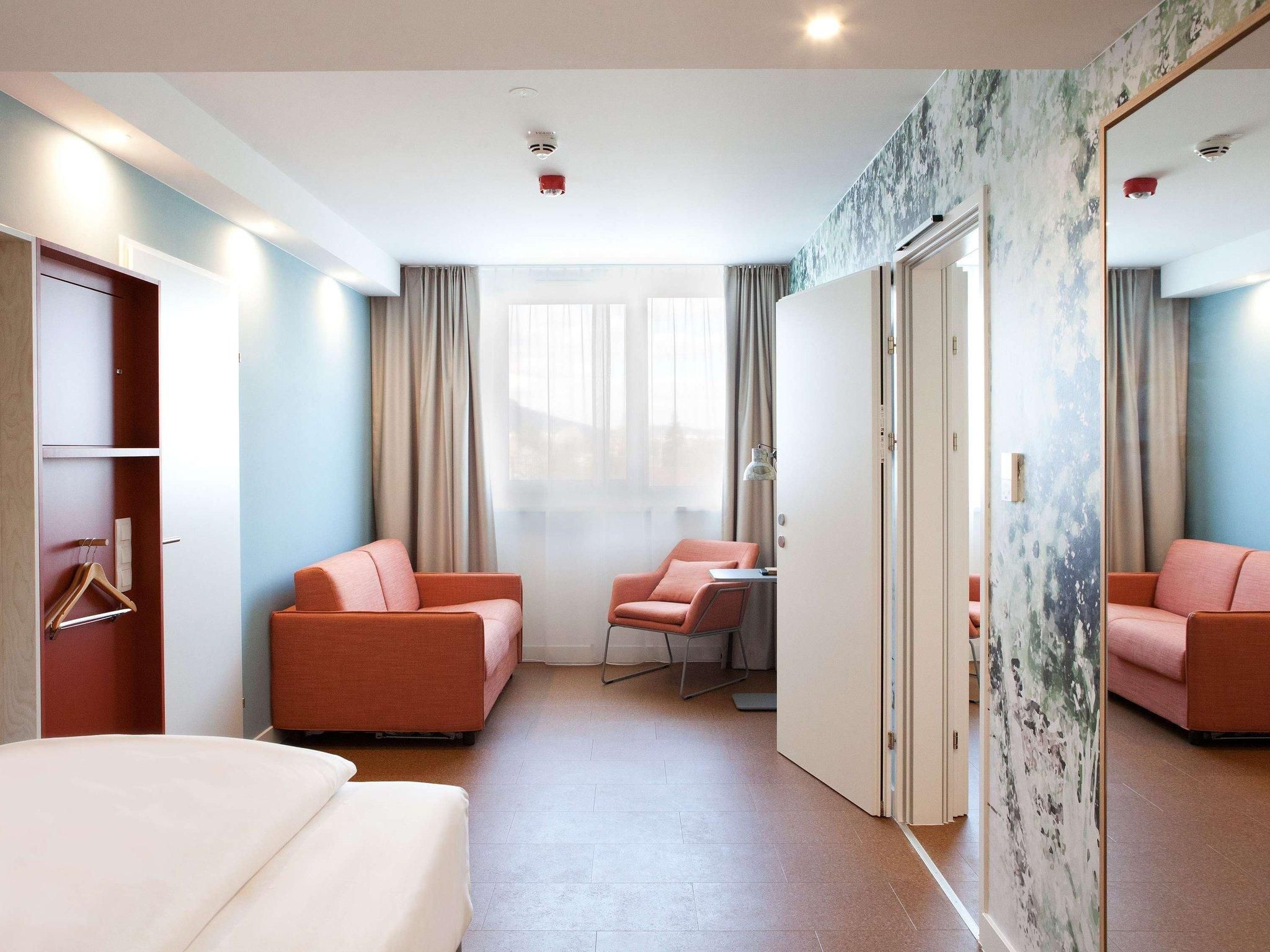 Greet Room With 1 Single Size Bed