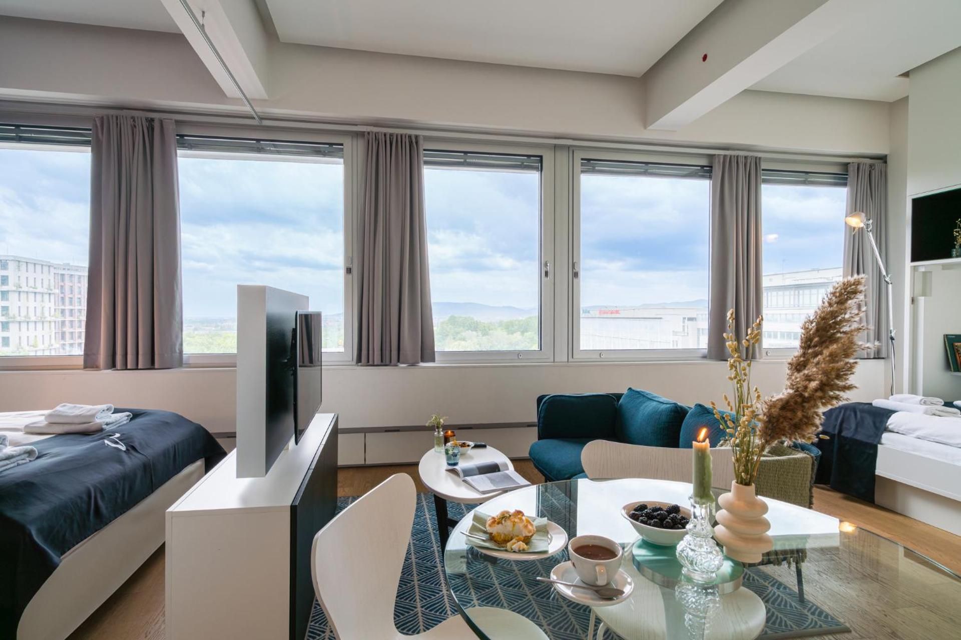 DELUXE APARTMENT