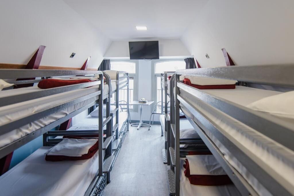 Hostel Warmoes Amsterdam 8-Bed Mixed Dormitory Room 2