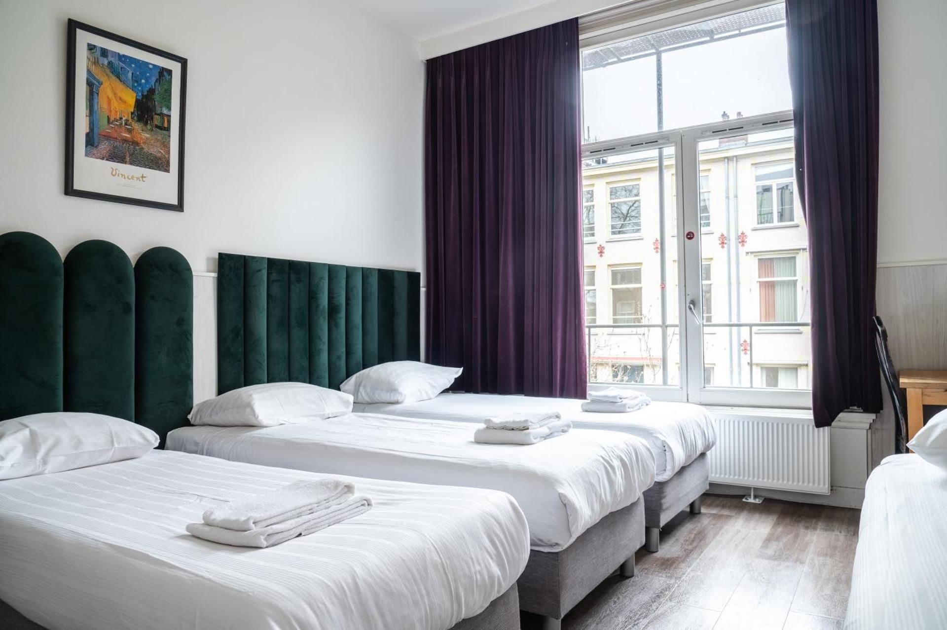 Standard Quadruple Room with Private Bathroom 