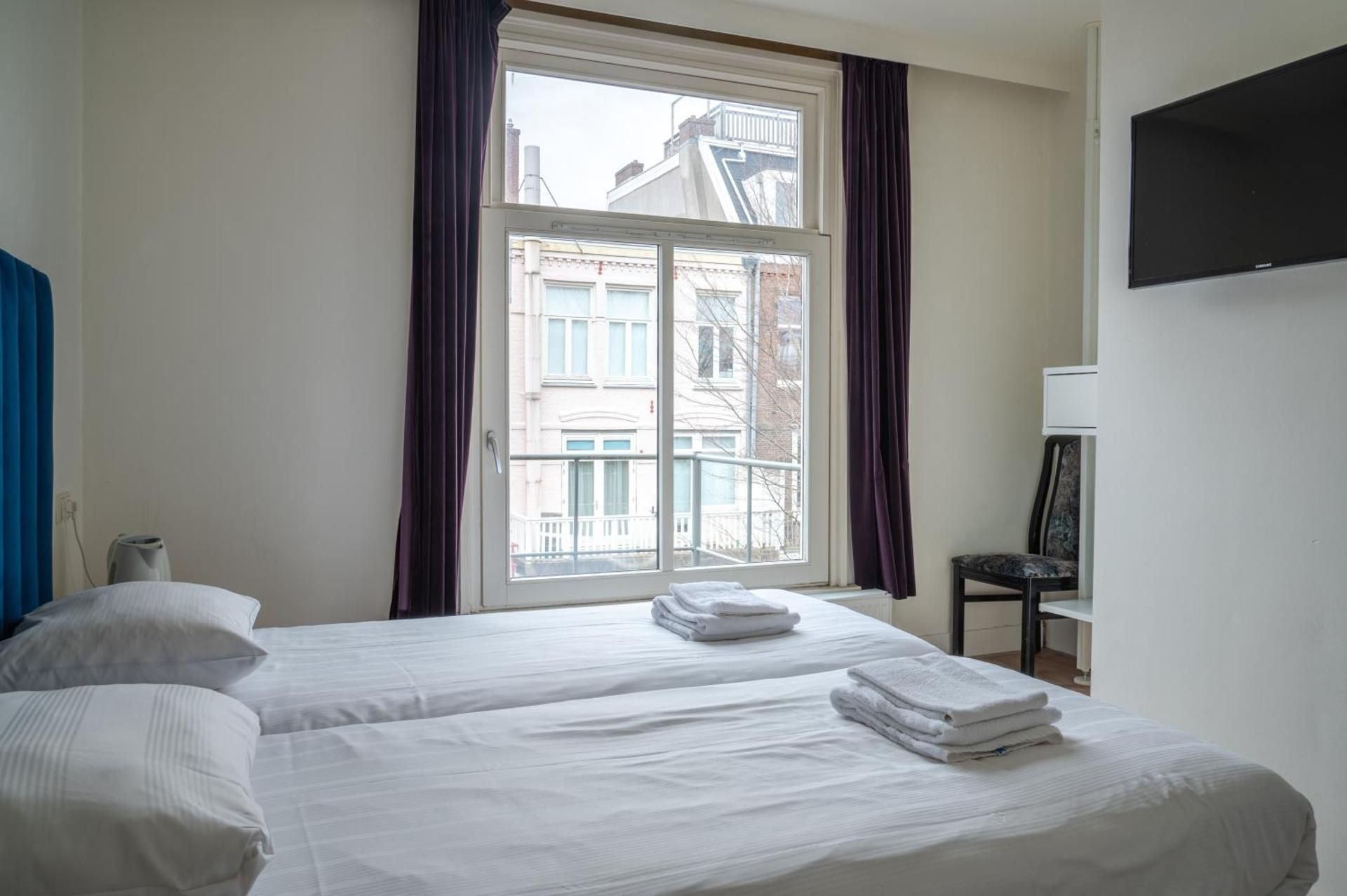 Standard Twin Room with Private Bathroom