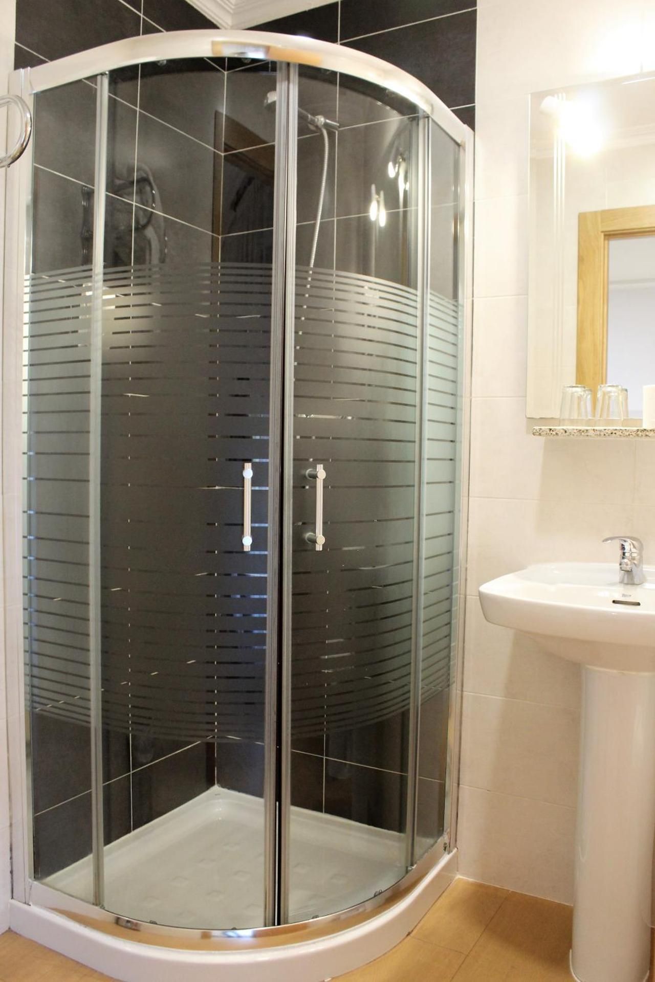 Hostal Madrid Twin Room - Exterior 3