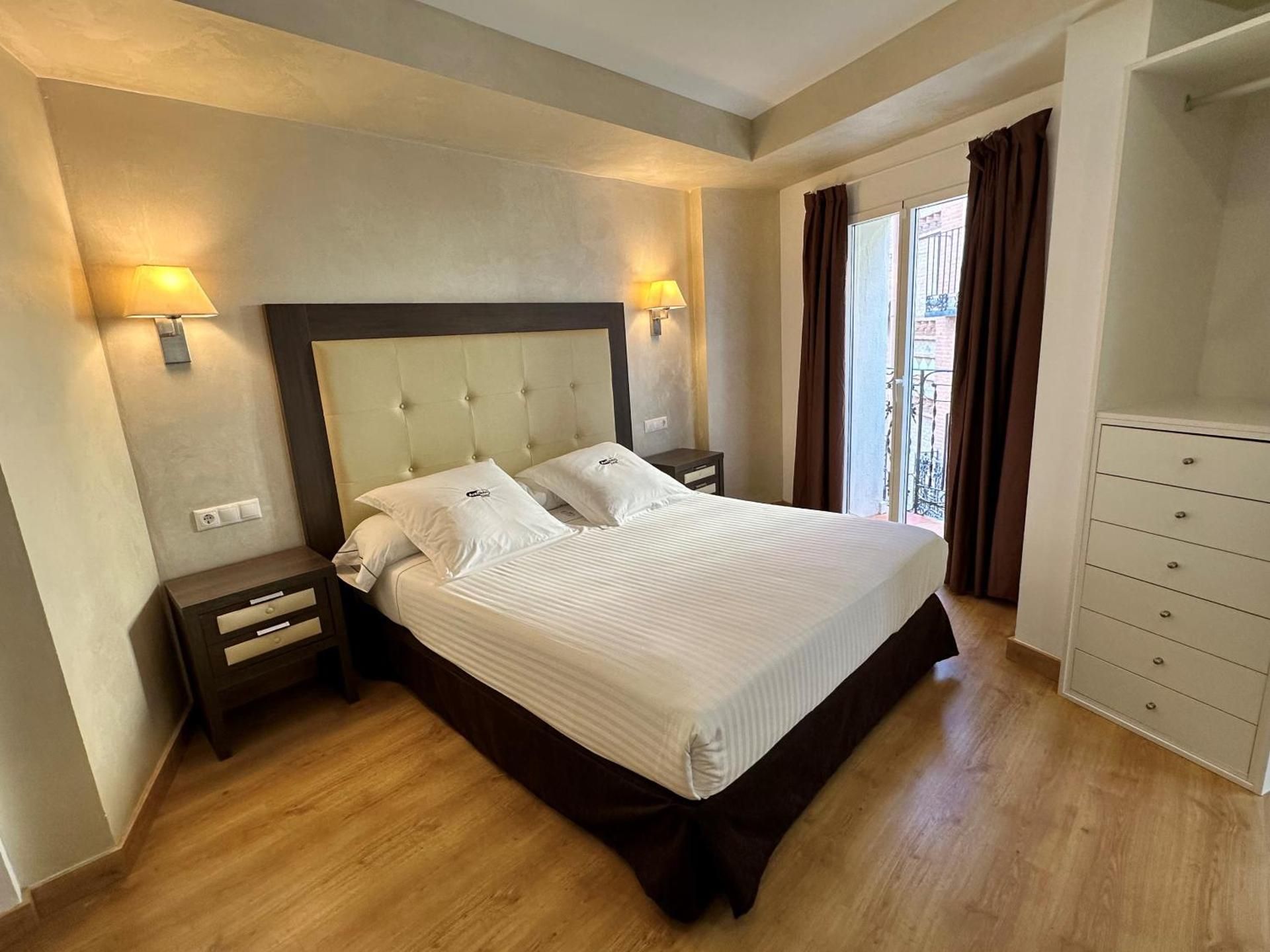 King Room with Roll-In Shower - Disability Access