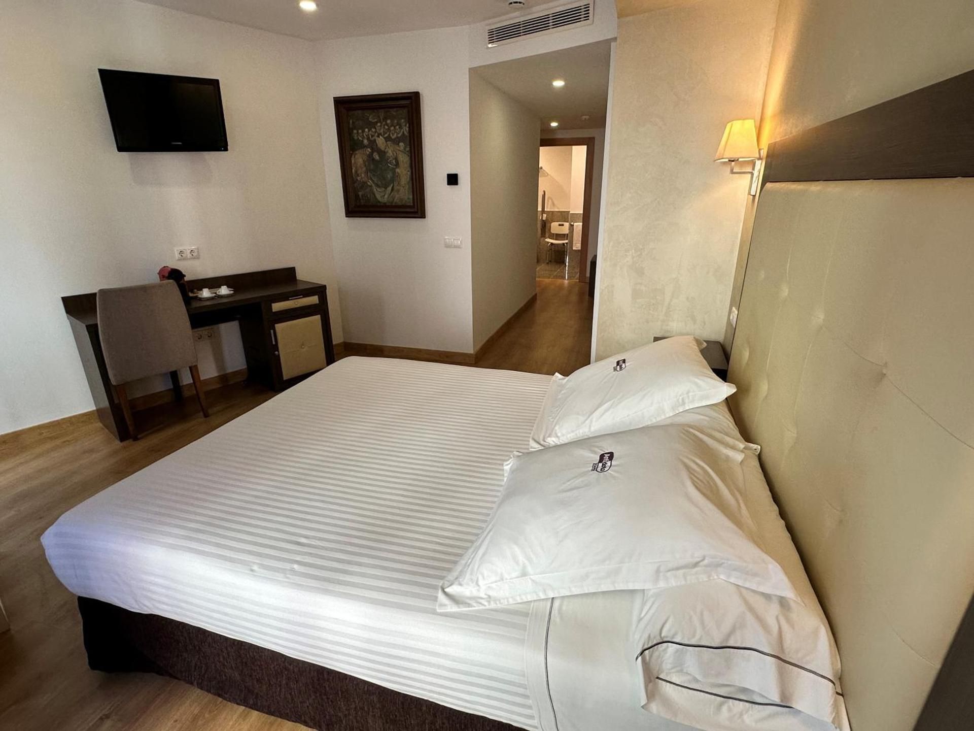 King Room with Roll-In Shower - Disability Access