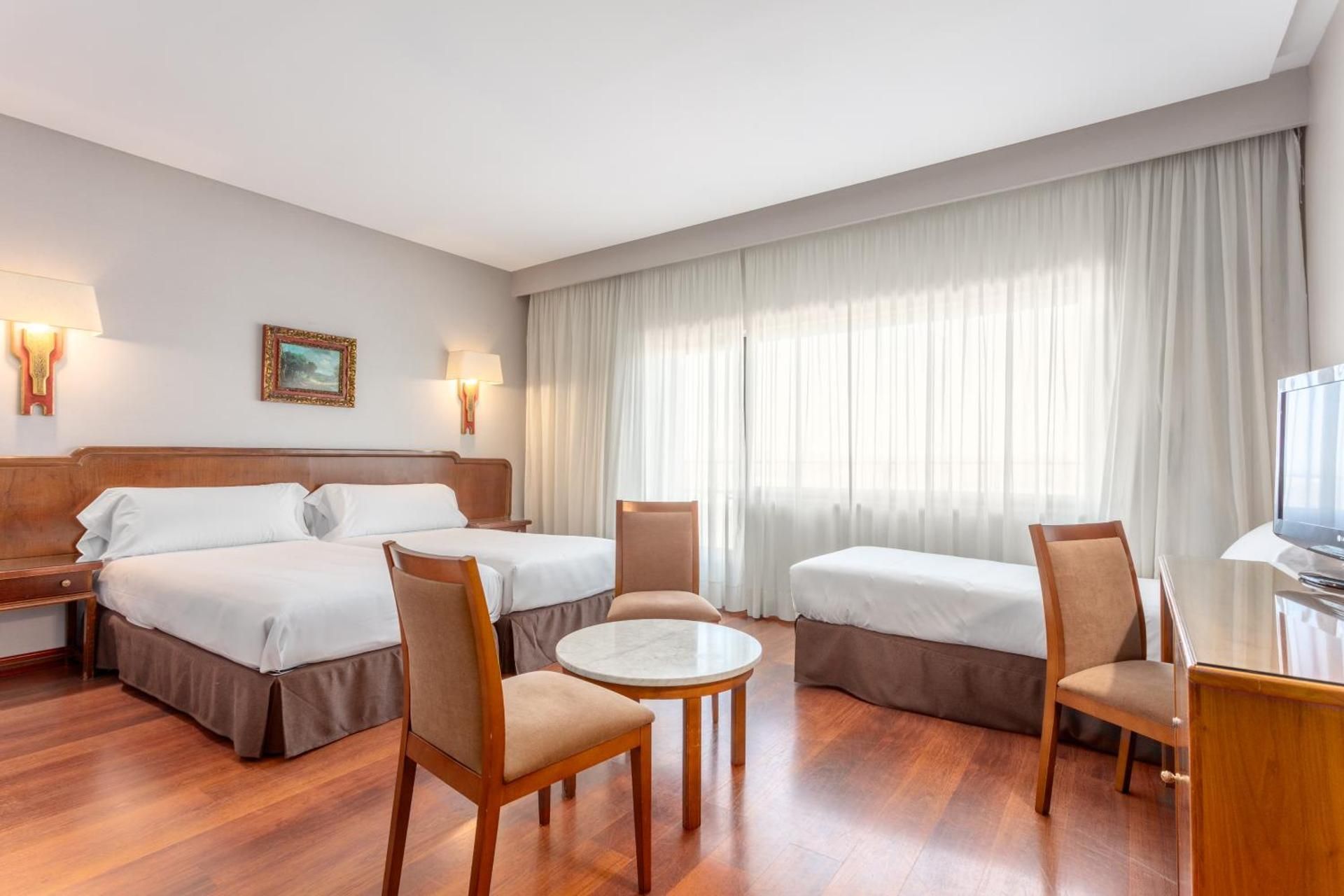 Hotel Regio Family Room with Private Bathroom