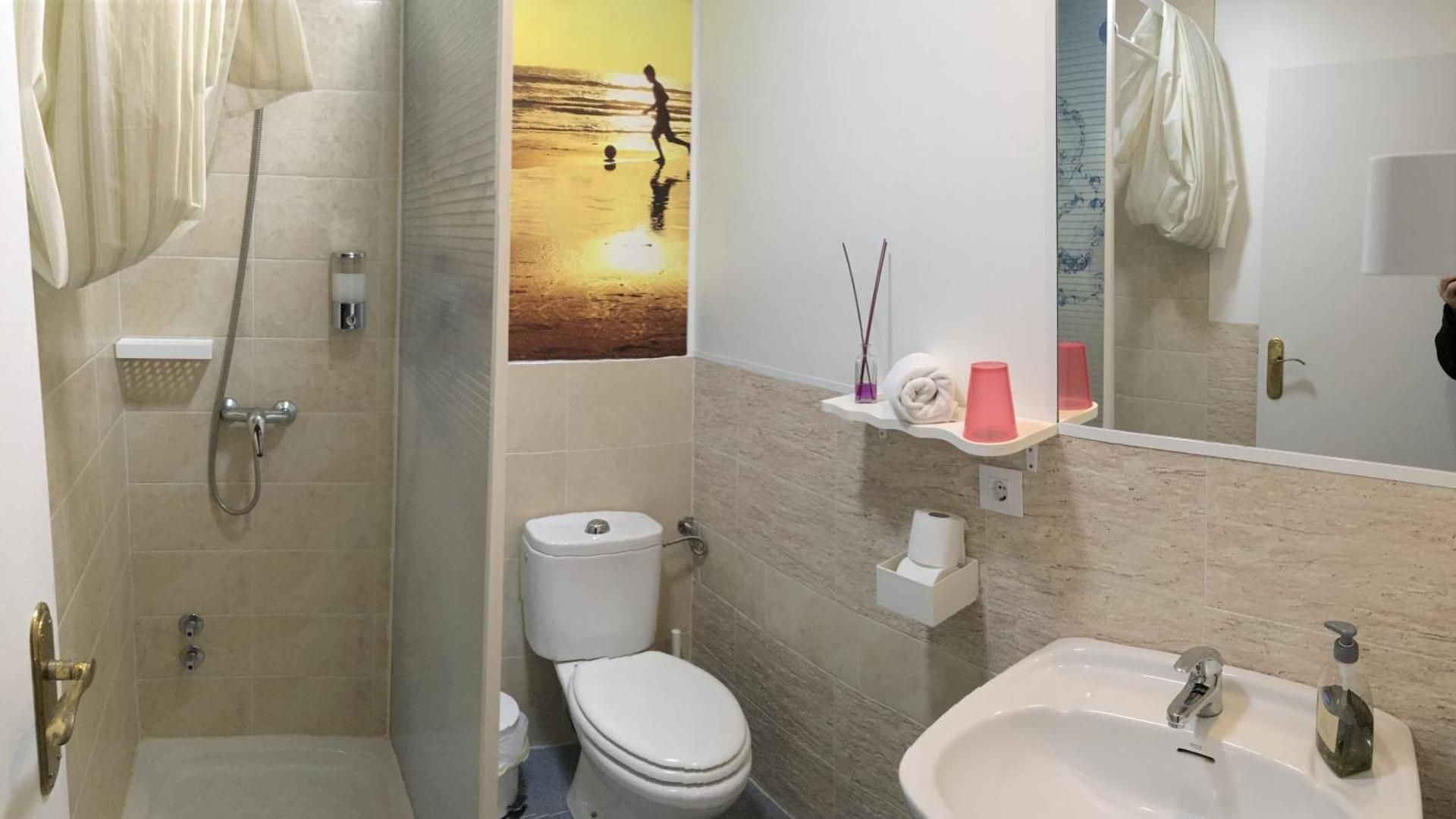 Budget Single Room with private bathroom 