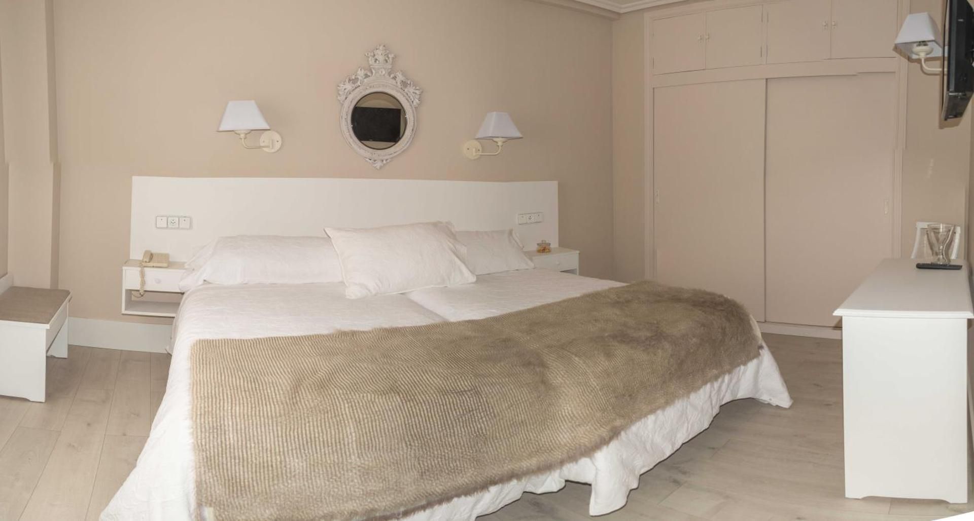 Ares Hotel Quadruple Room 3