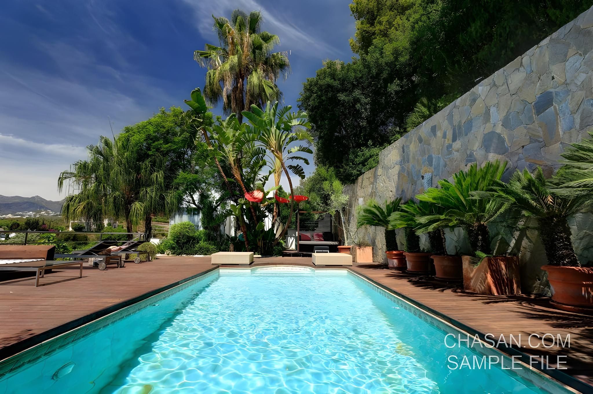 swimming pool [outdoor]