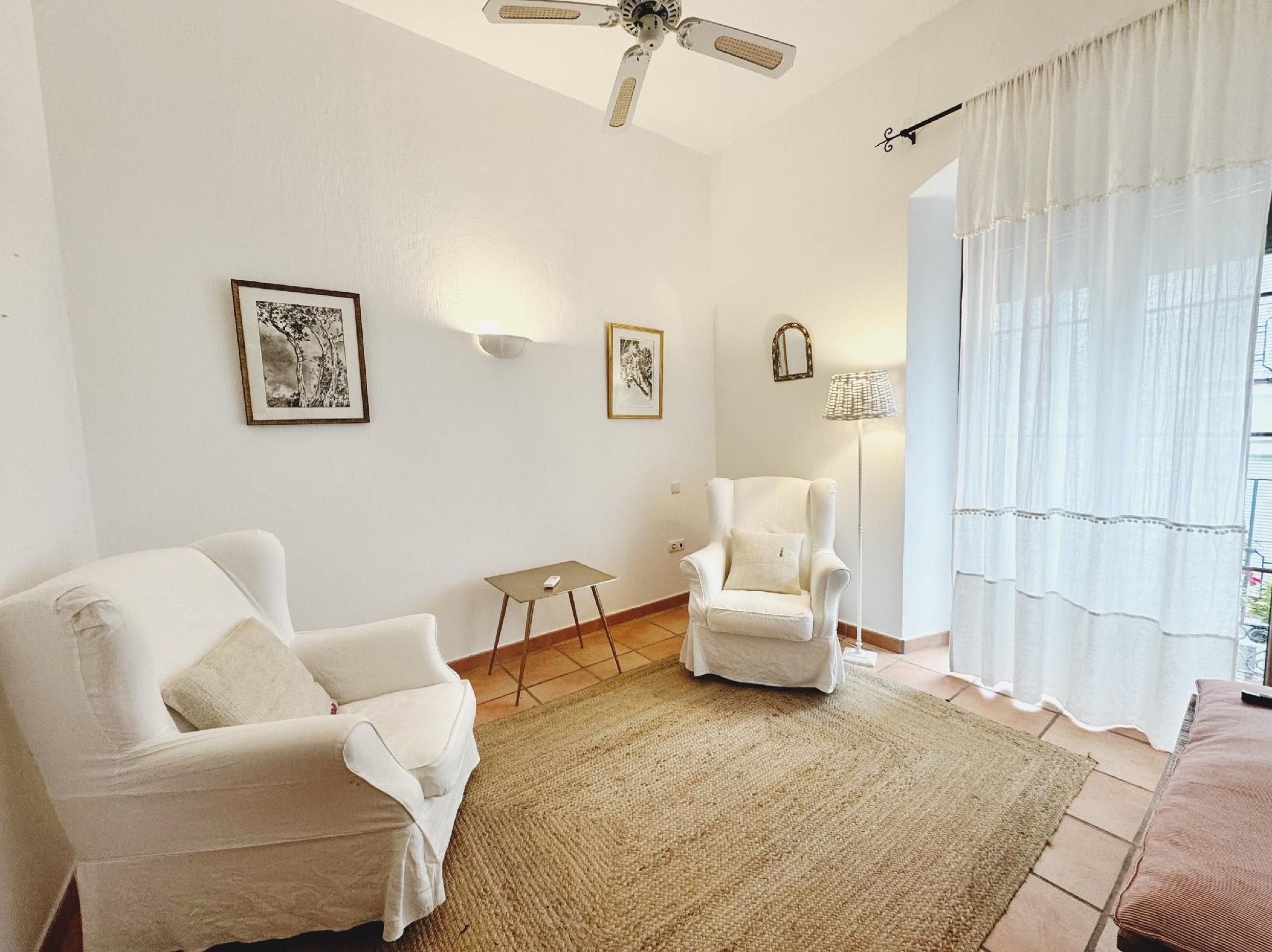 Junior Suite con salón-Baño privado con ducha-Vista a la Calle-HAB 2