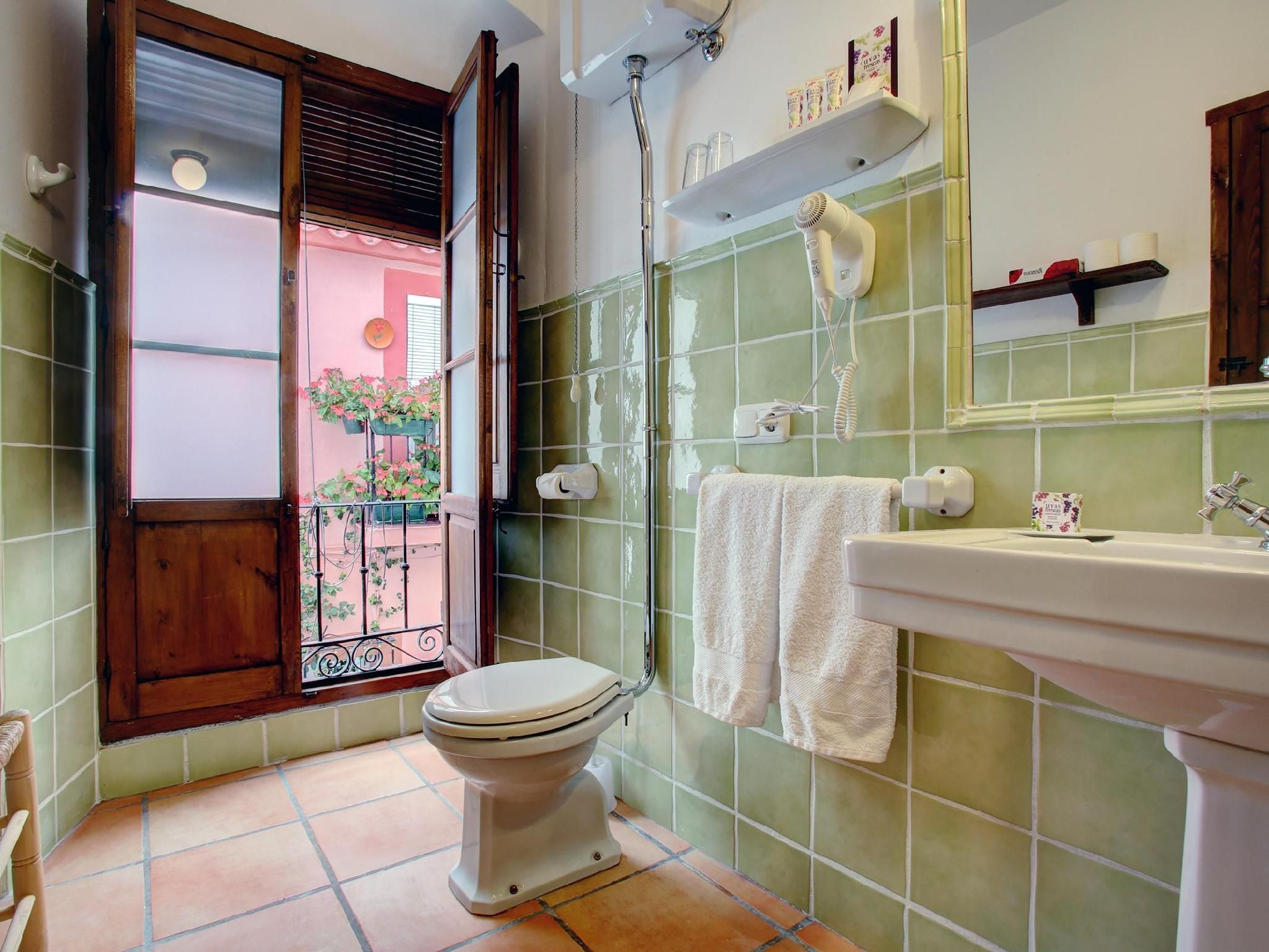 Habitacion Doble-Superior-Baño privado con bañera-Vista a la Calle-HABITACION DOBLE PLUS