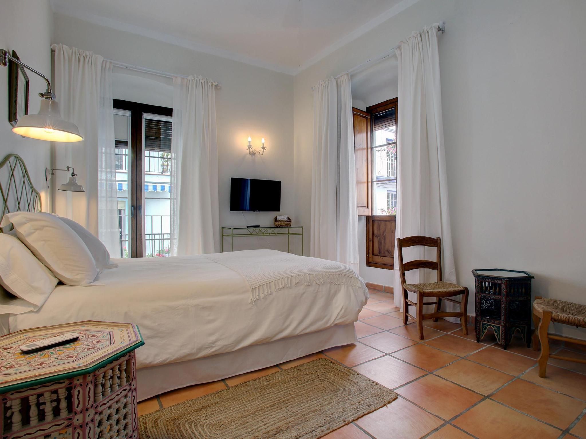 Habitacion Doble-Superior-Baño privado con bañera-Vista a la Calle-HABITACION DOBLE PLUS